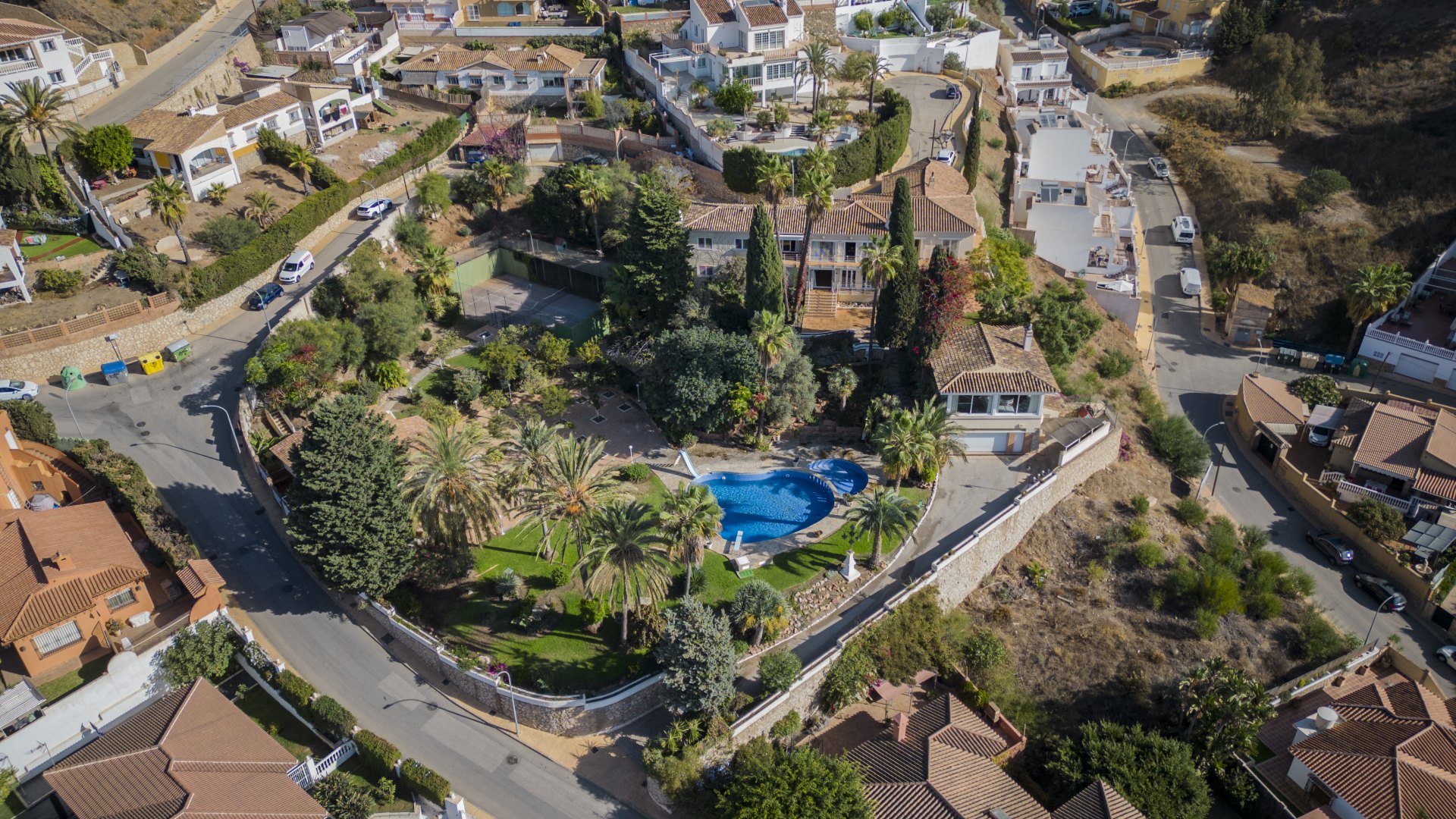 Villa de estilo andaluz con vistas al mar y casa de invitados