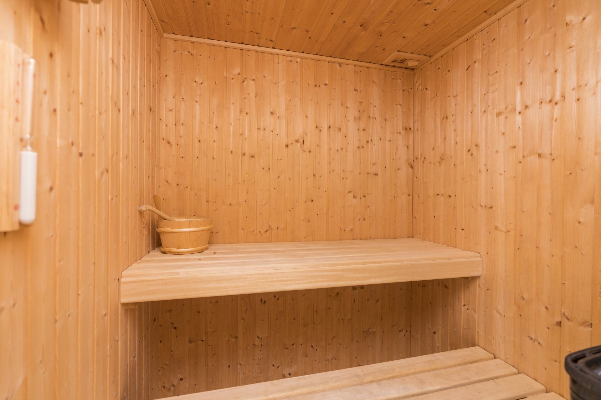 Villa de estilo andaluz con vistas al mar y casa de invitados