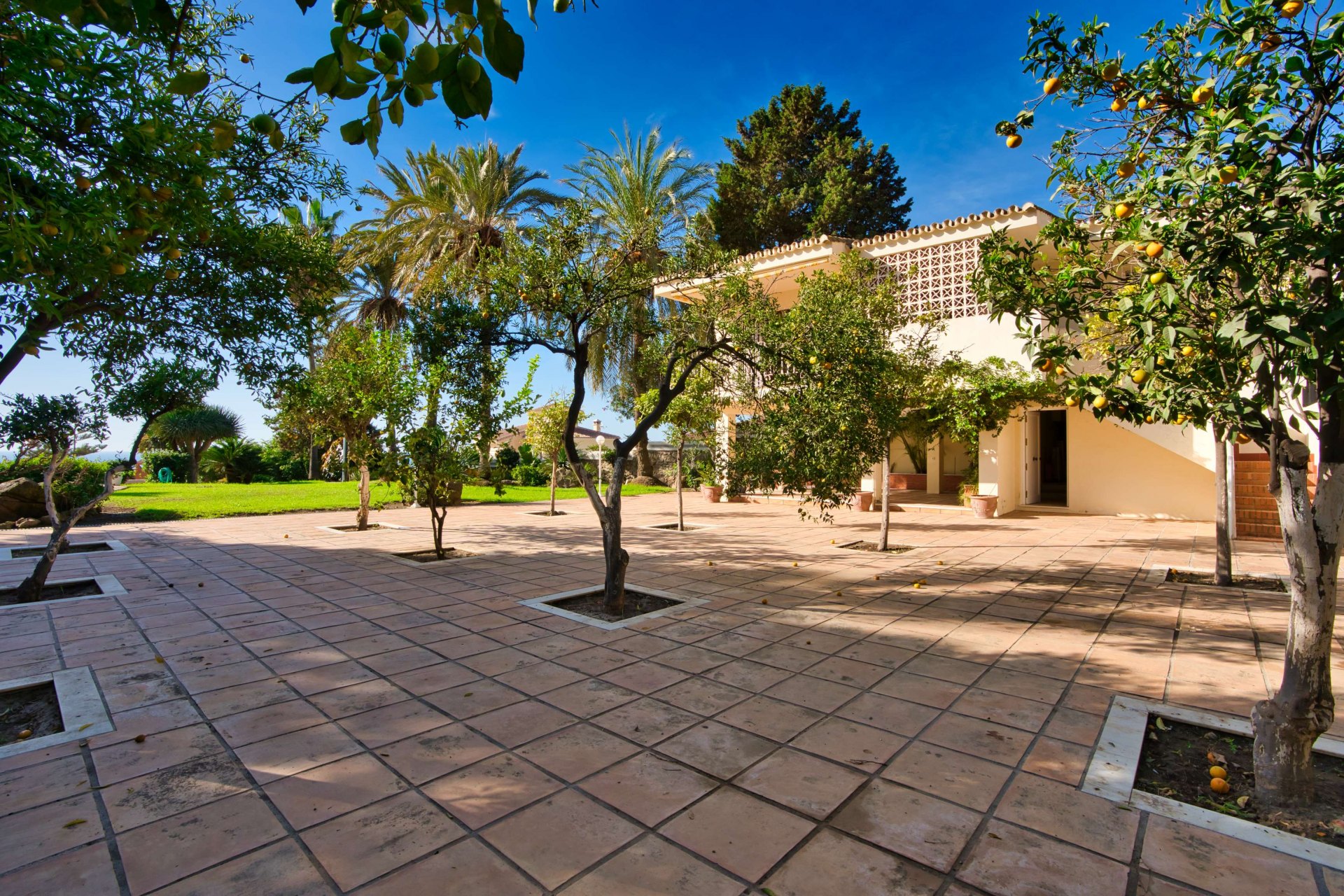 Villa de estilo andaluz con vistas al mar y casa de invitados
