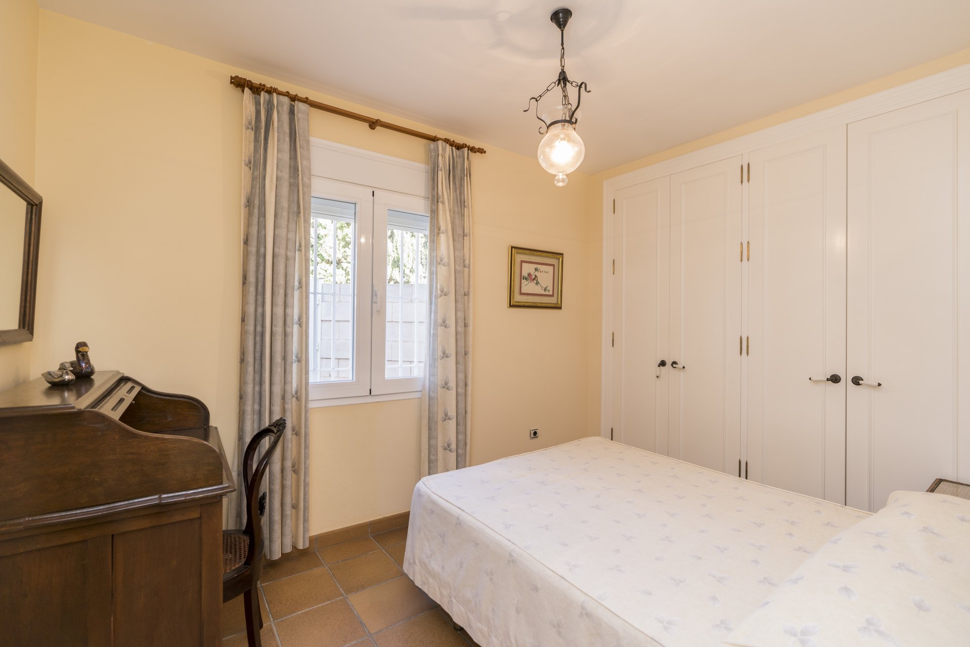 Villa de estilo andaluz con vistas al mar y casa de invitados