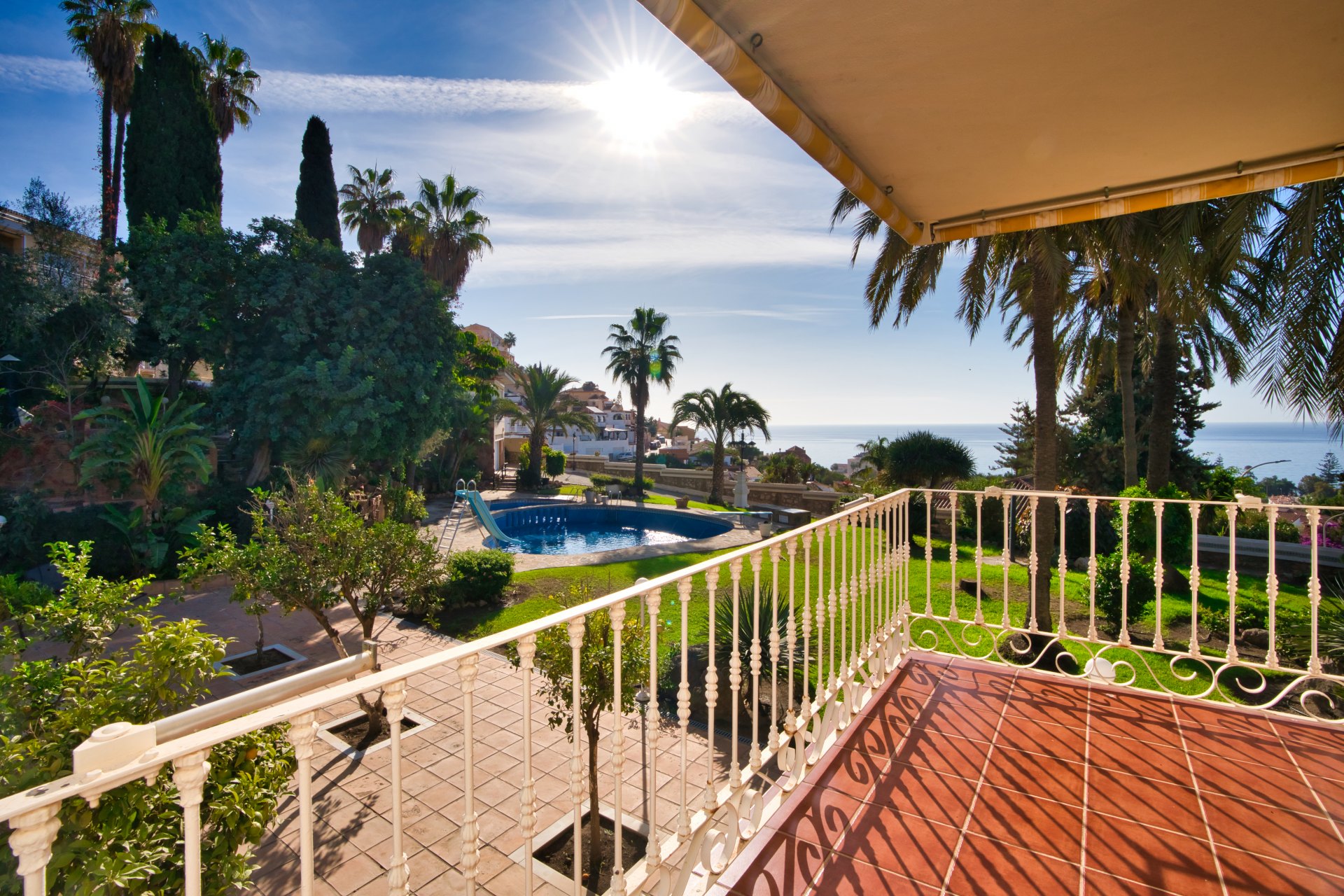Villa de estilo andaluz con vistas al mar y casa de invitados