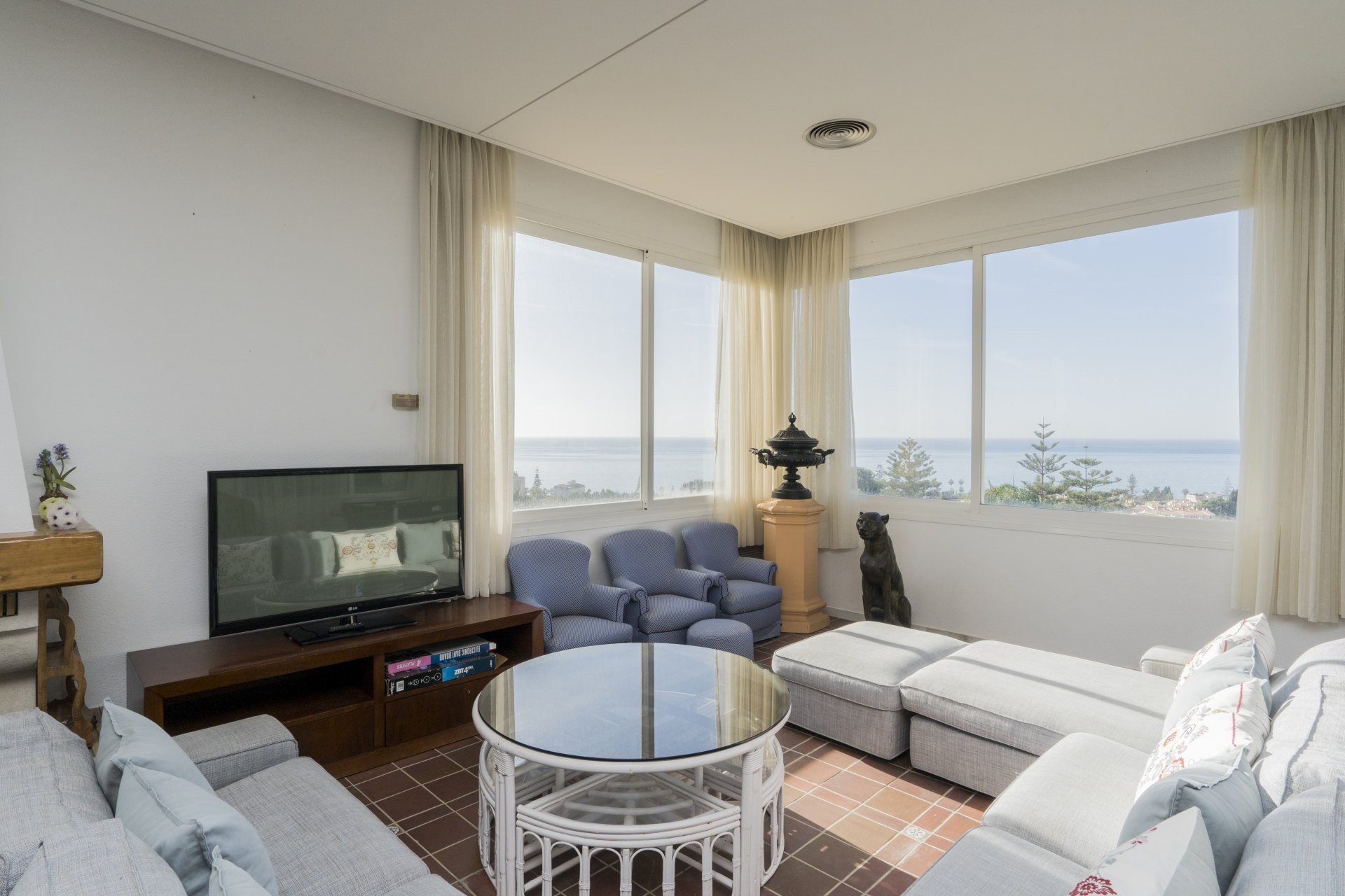 Villa de estilo andaluz con vistas al mar y casa de invitados