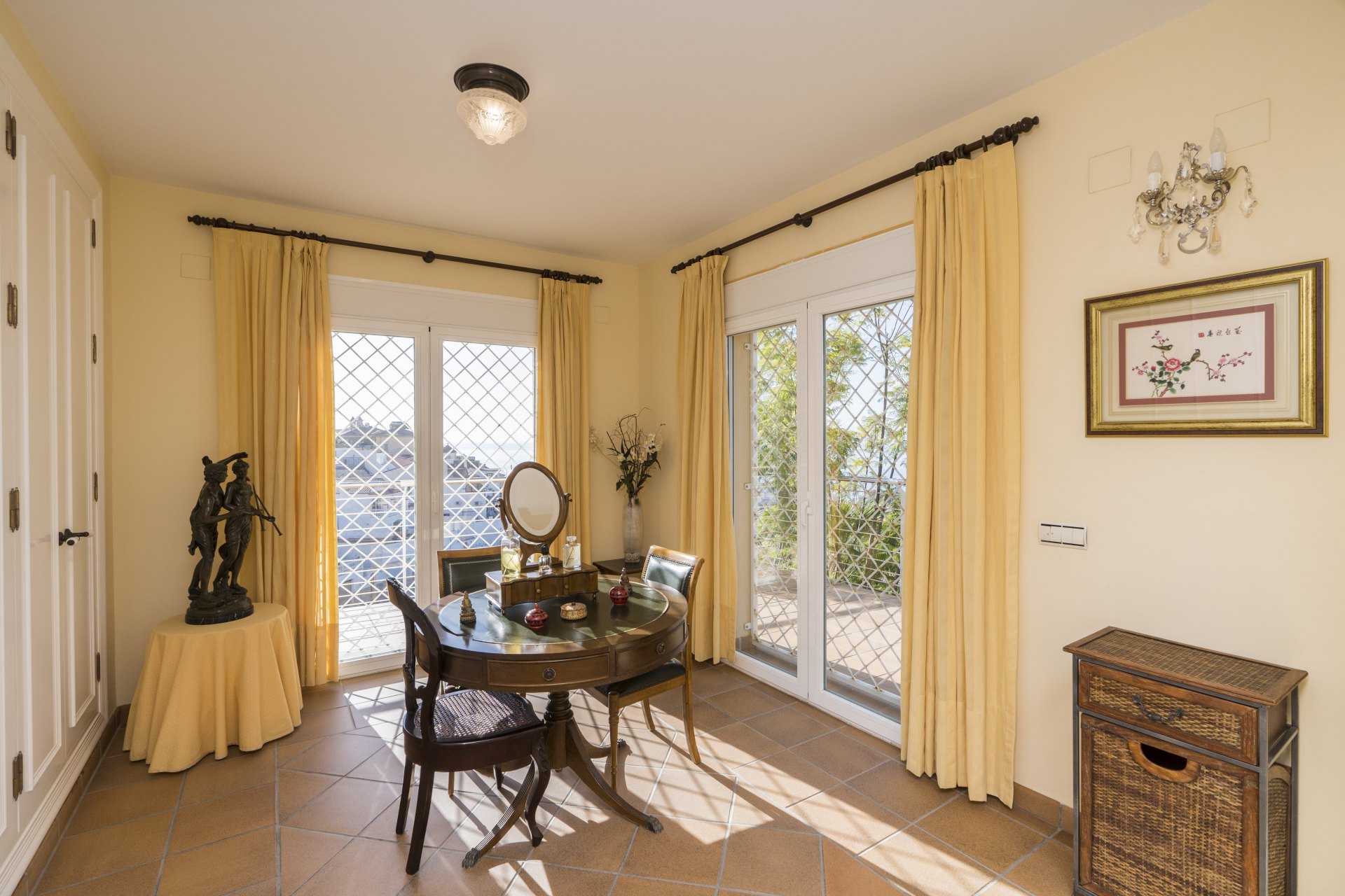 Villa de estilo andaluz con vistas al mar y casa de invitados