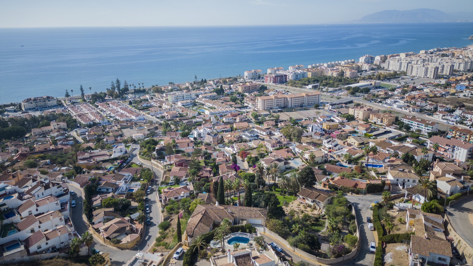 Villa de estilo andaluz con vistas al mar y casa de invitados