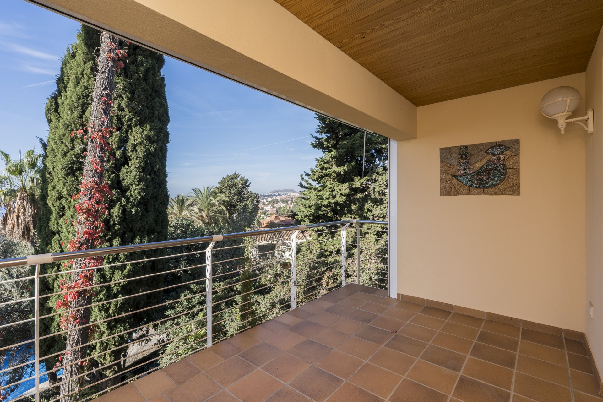 Villa de estilo andaluz con vistas al mar y casa de invitados