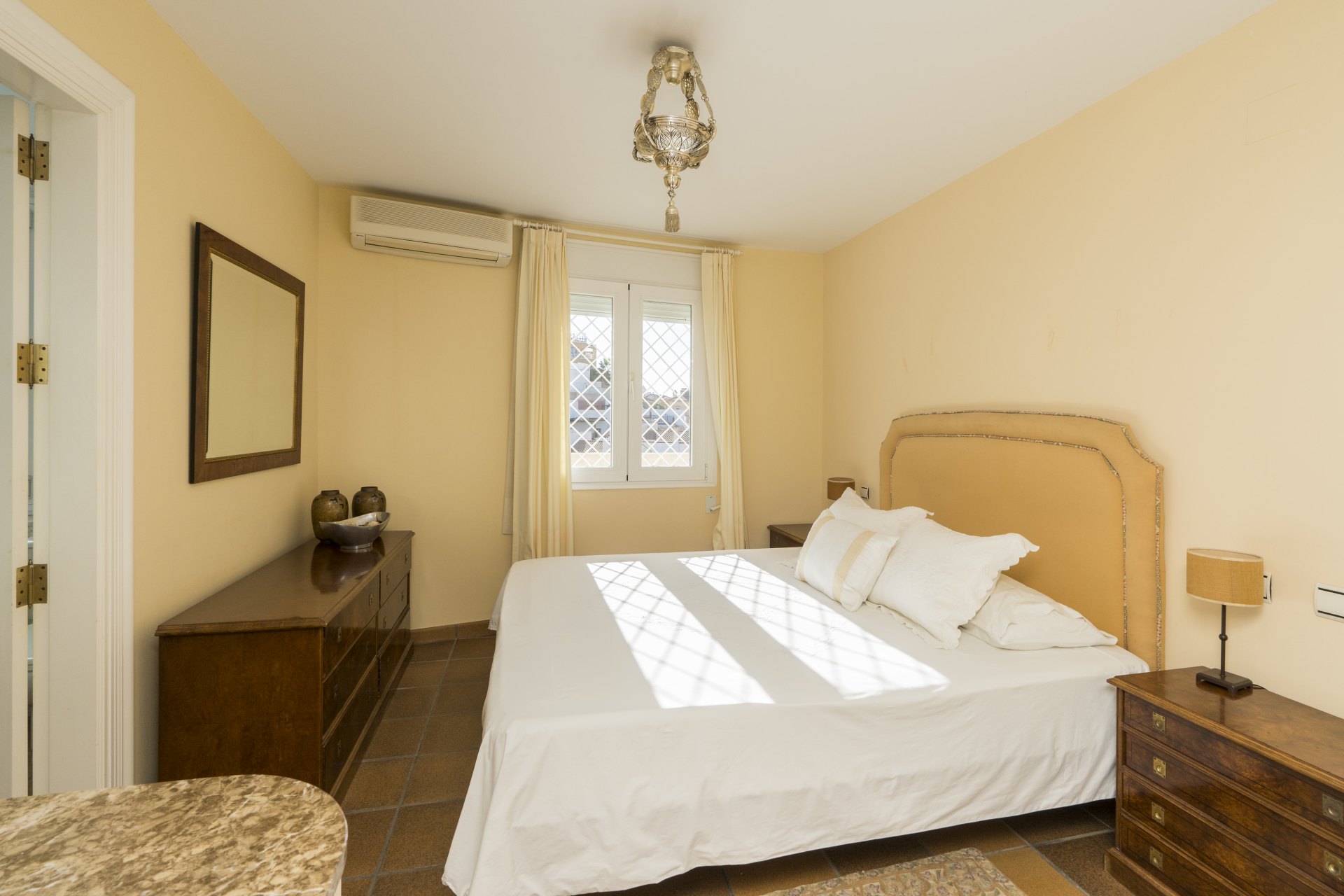 Villa de estilo andaluz con vistas al mar y casa de invitados