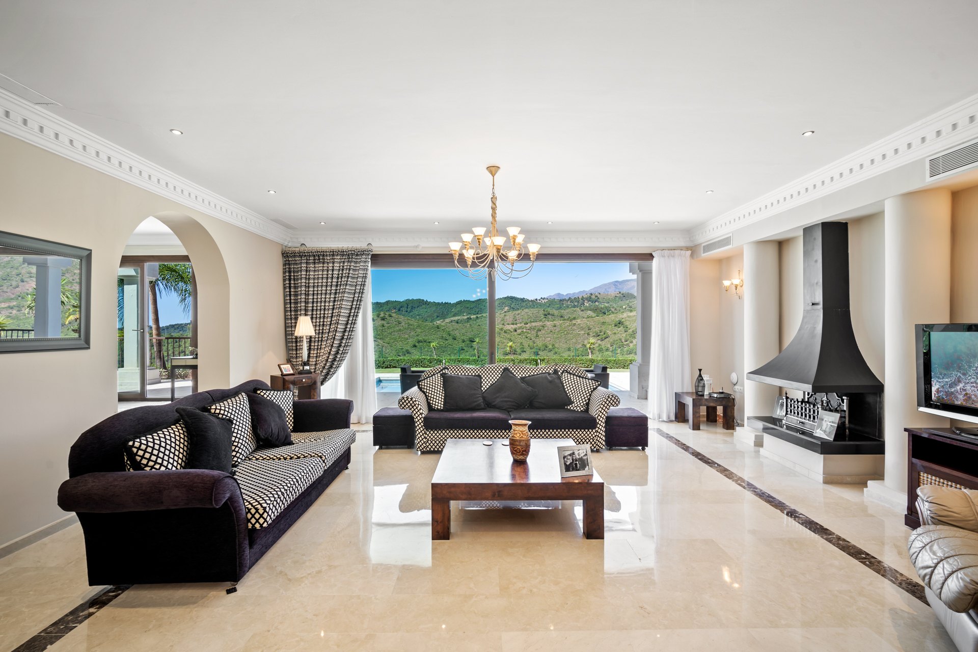 Luxury villa offering the best panoramic mountain and sea views in a very private and quiet location, Monte Mayor, Benahavis