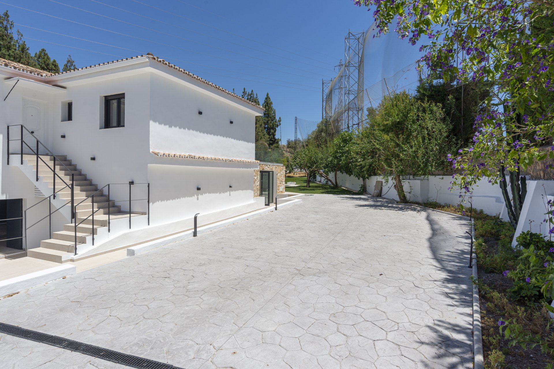 Great investment opportunity: Villa ideal for golfers, with a private putting green and located next to El Candado golf club