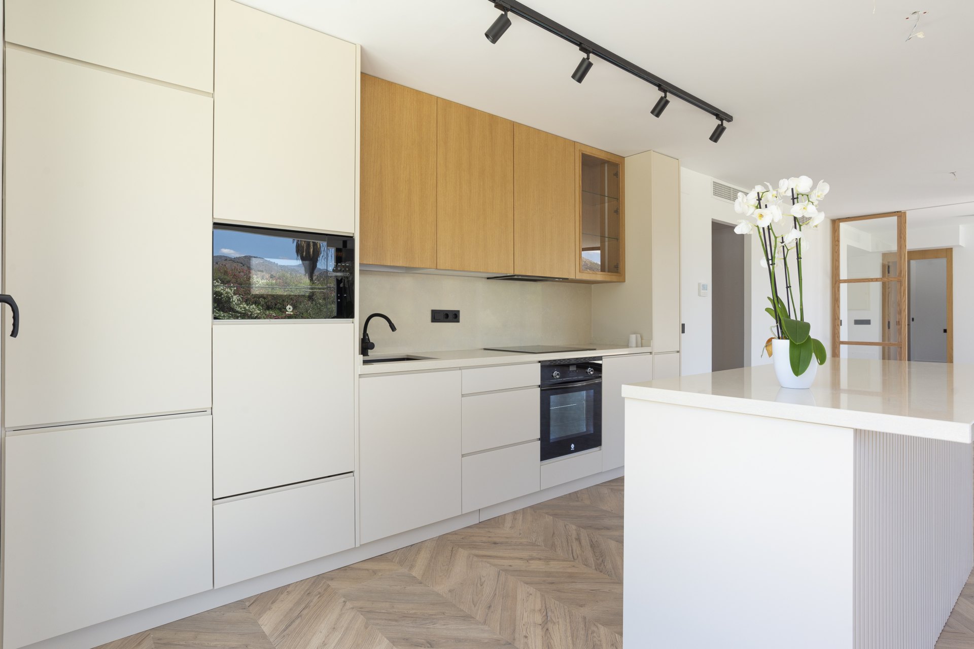 Great investment opportunity: Villa ideal for golfers, with a private putting green and located next to El Candado golf club