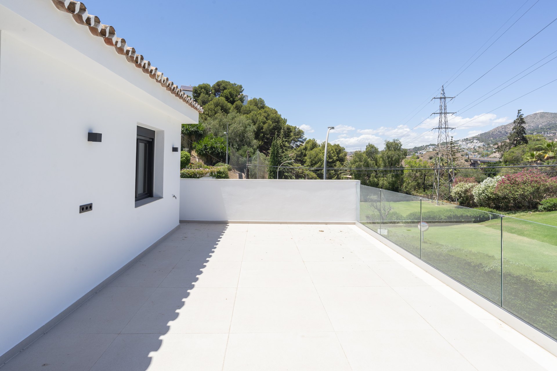 Great investment opportunity: Villa ideal for golfers, with a private putting green and located next to El Candado golf club