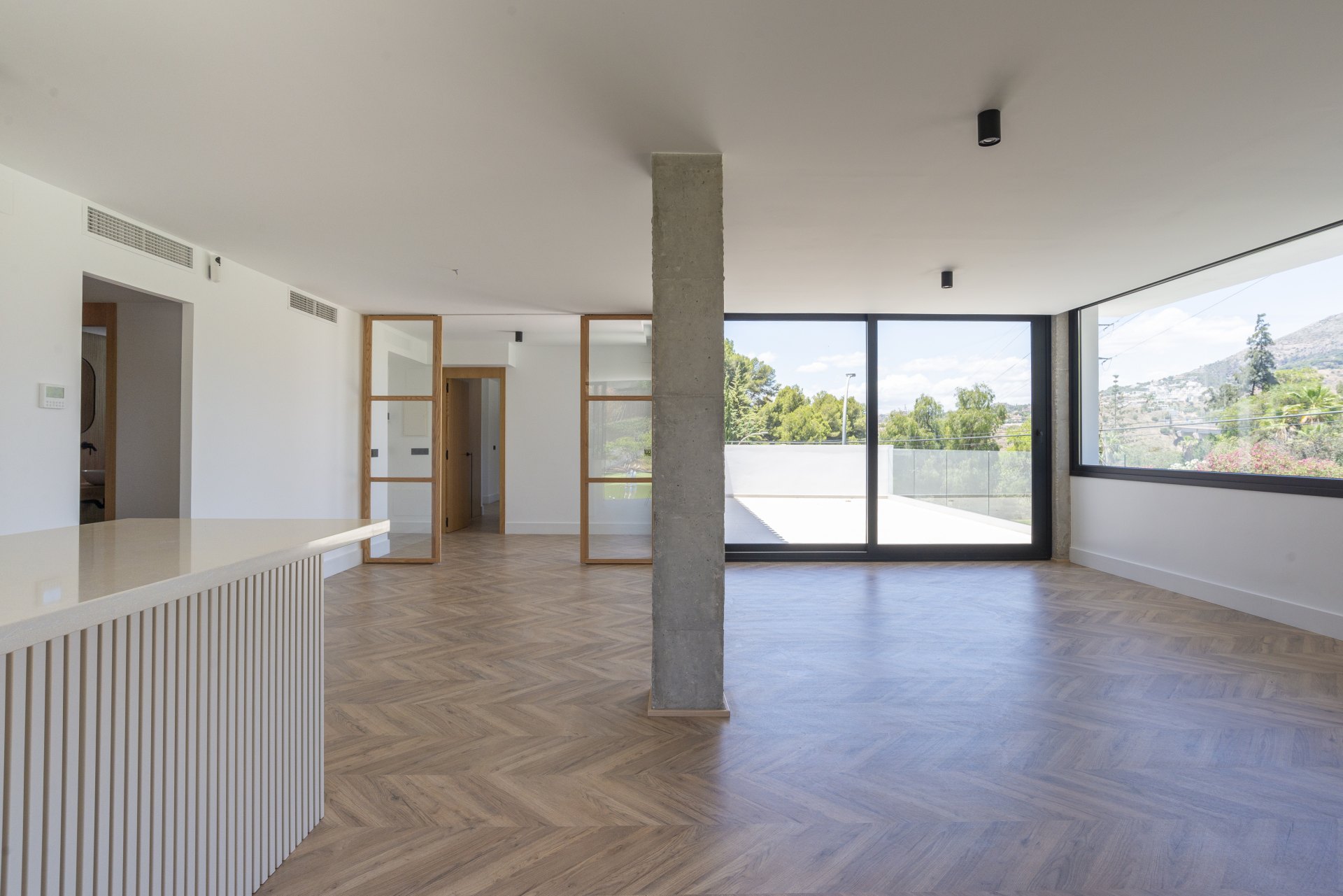 Great investment opportunity: Villa ideal for golfers, with a private putting green and located next to El Candado golf club