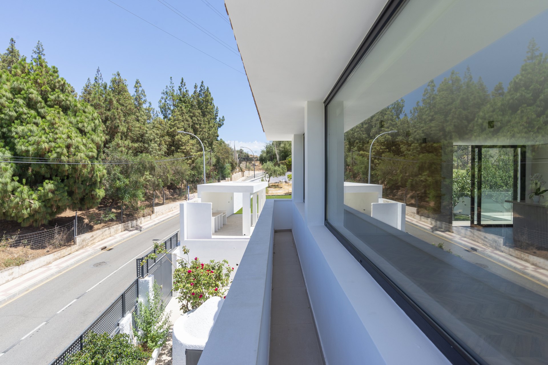 Great investment opportunity: Villa ideal for golfers, with a private putting green and located next to El Candado golf club