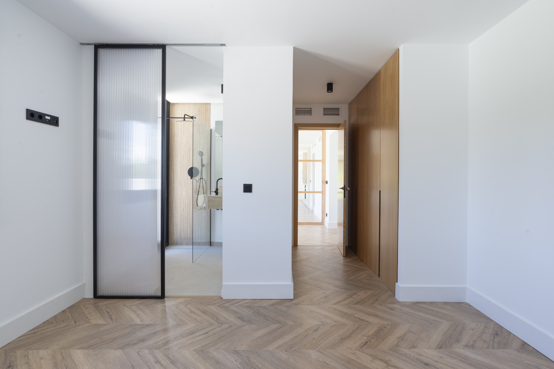 Great investment opportunity: Villa ideal for golfers, with a private putting green and located next to El Candado golf club