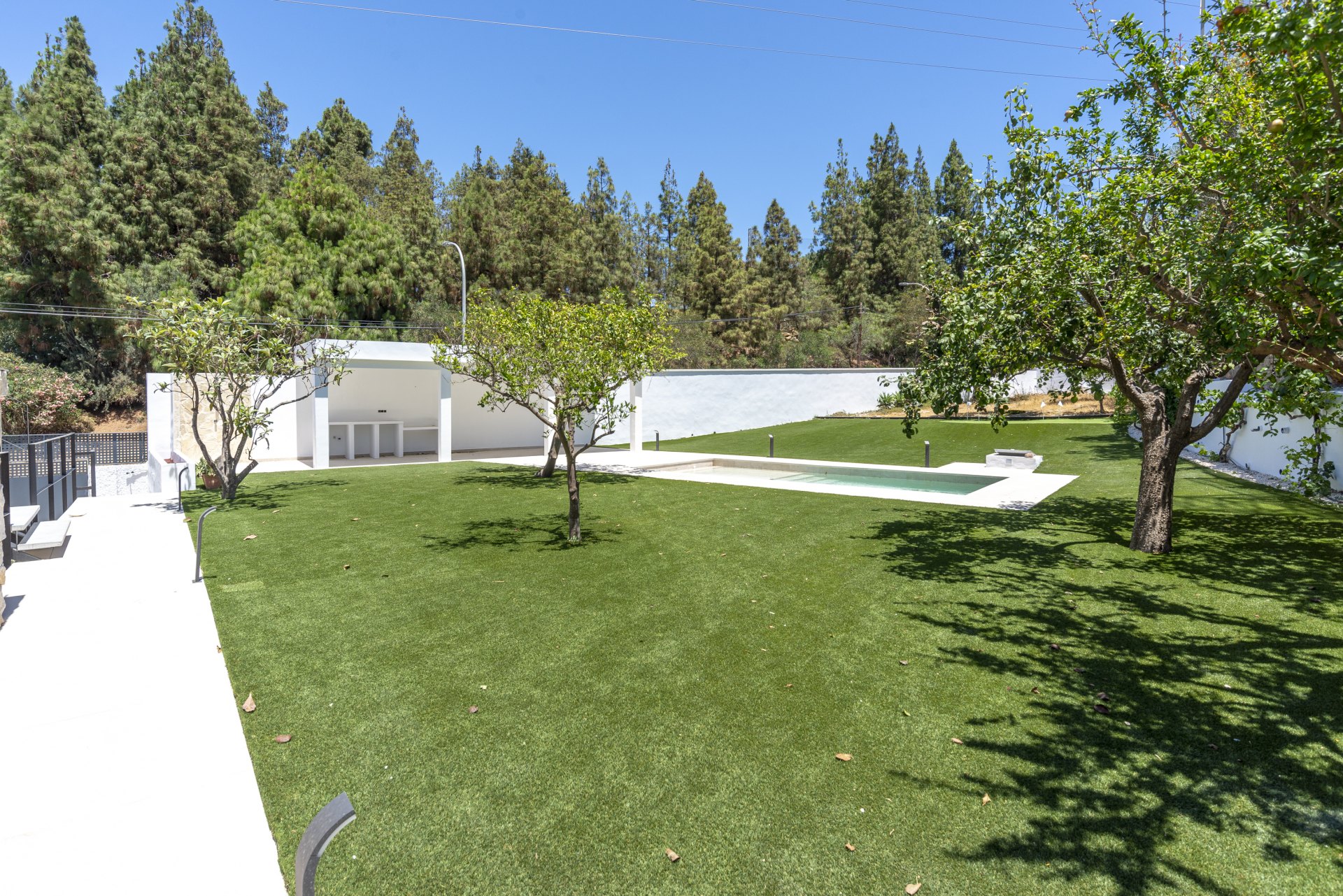 Great investment opportunity: Villa ideal for golfers, with a private putting green and located next to El Candado golf club