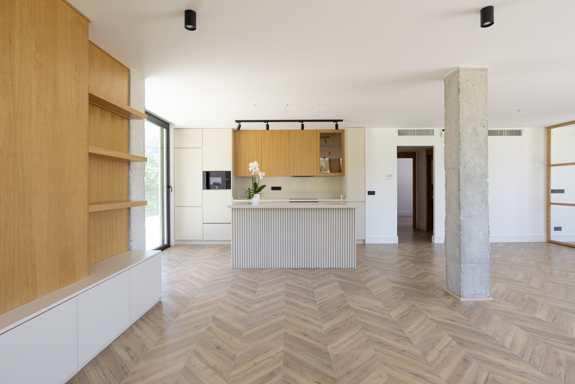 Great investment opportunity: Villa ideal for golfers, with a private putting green and located next to El Candado golf club