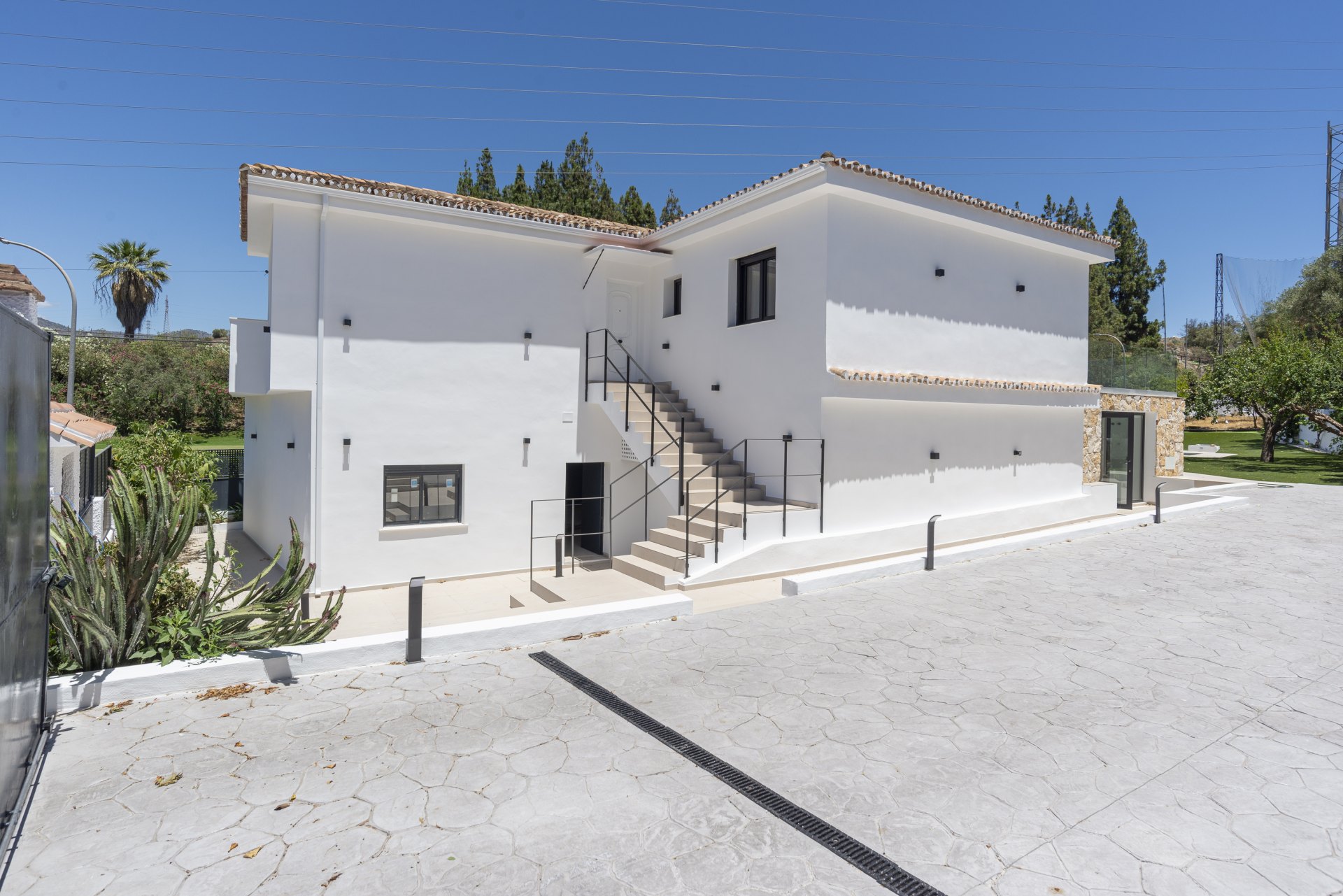 Great investment opportunity: Villa ideal for golfers, with a private putting green and located next to El Candado golf club
