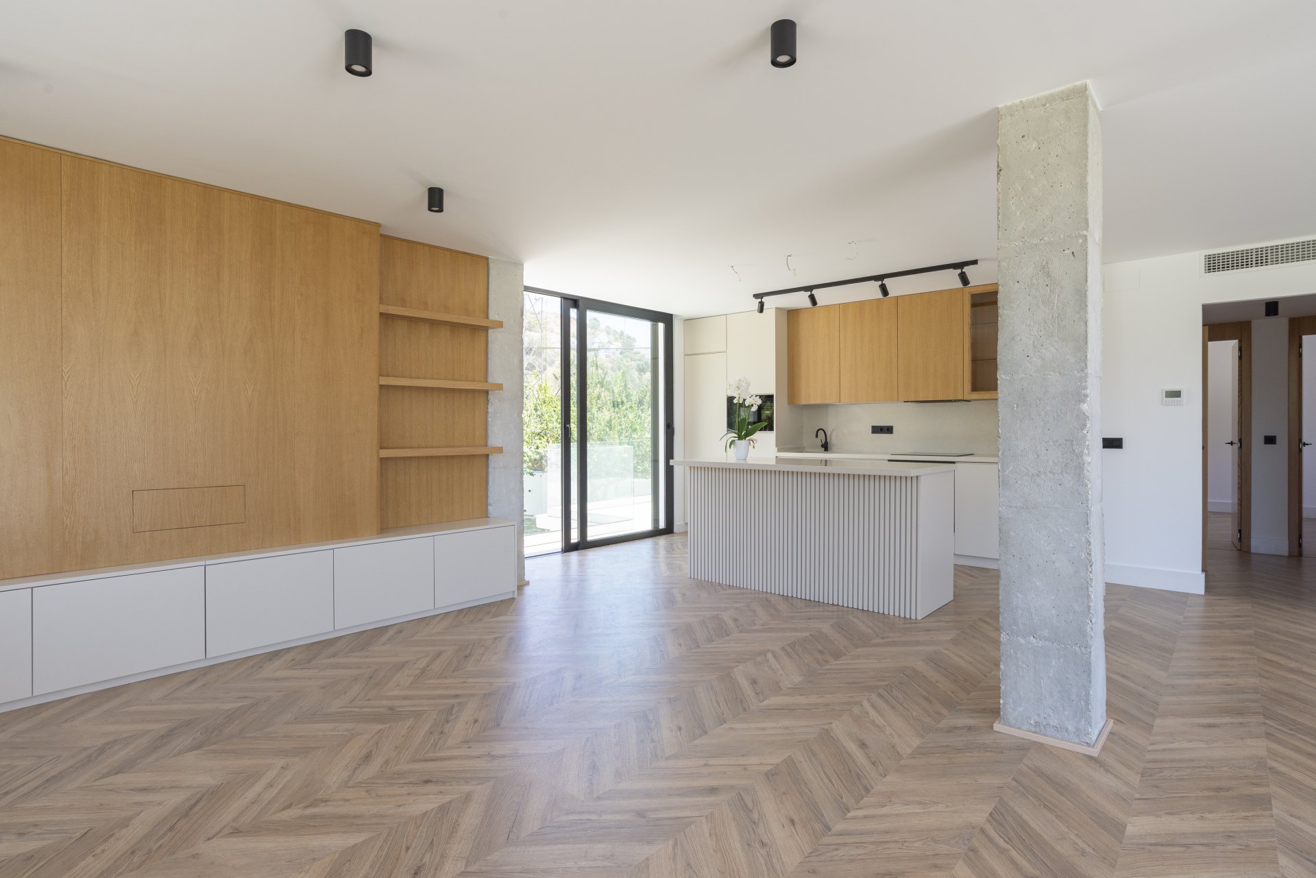 Great investment opportunity: Villa ideal for golfers, with a private putting green and located next to El Candado golf club