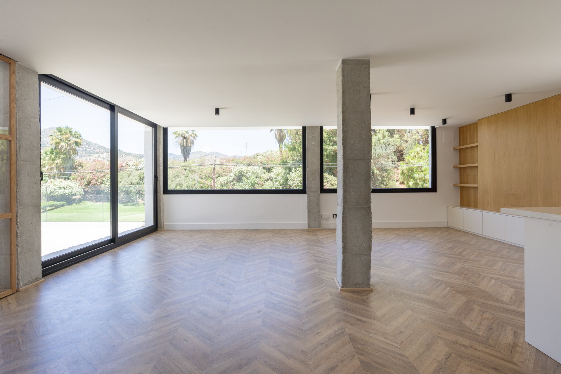 Great investment opportunity: Villa ideal for golfers, with a private putting green and located next to El Candado golf club