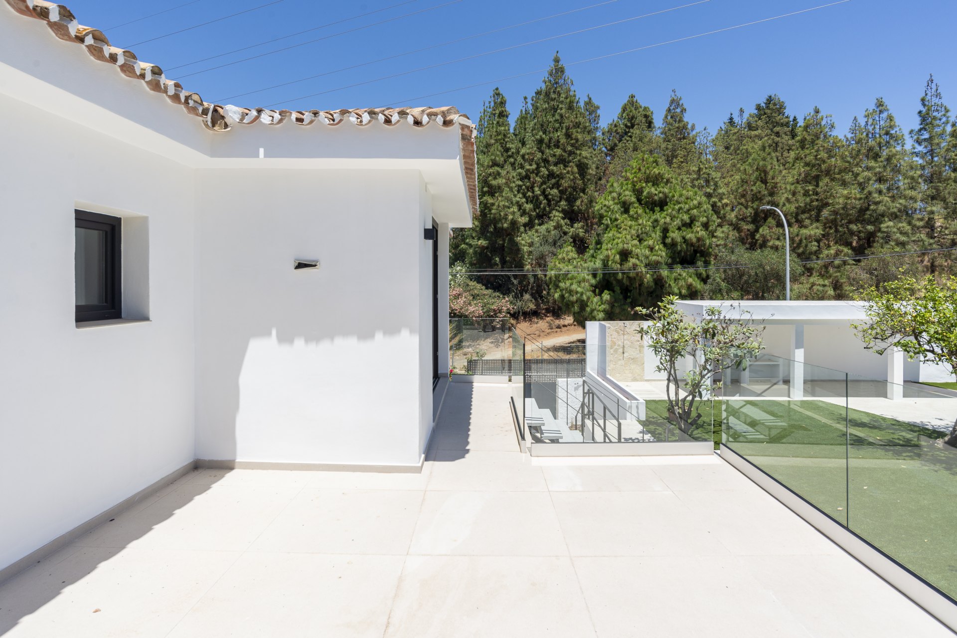 Great investment opportunity: Villa ideal for golfers, with a private putting green and located next to El Candado golf club