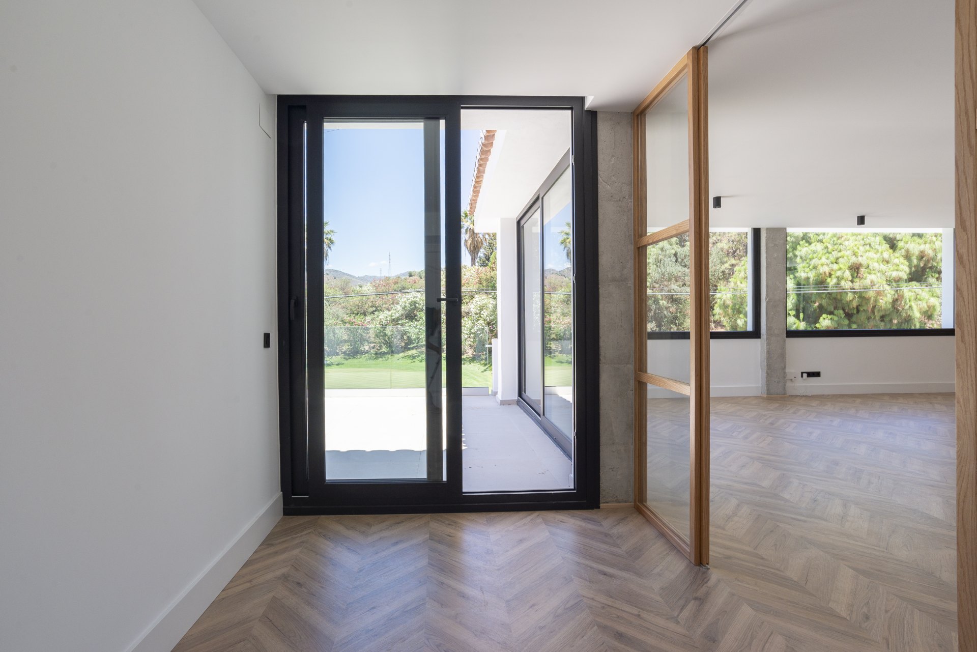 Great investment opportunity: Villa ideal for golfers, with a private putting green and located next to El Candado golf club