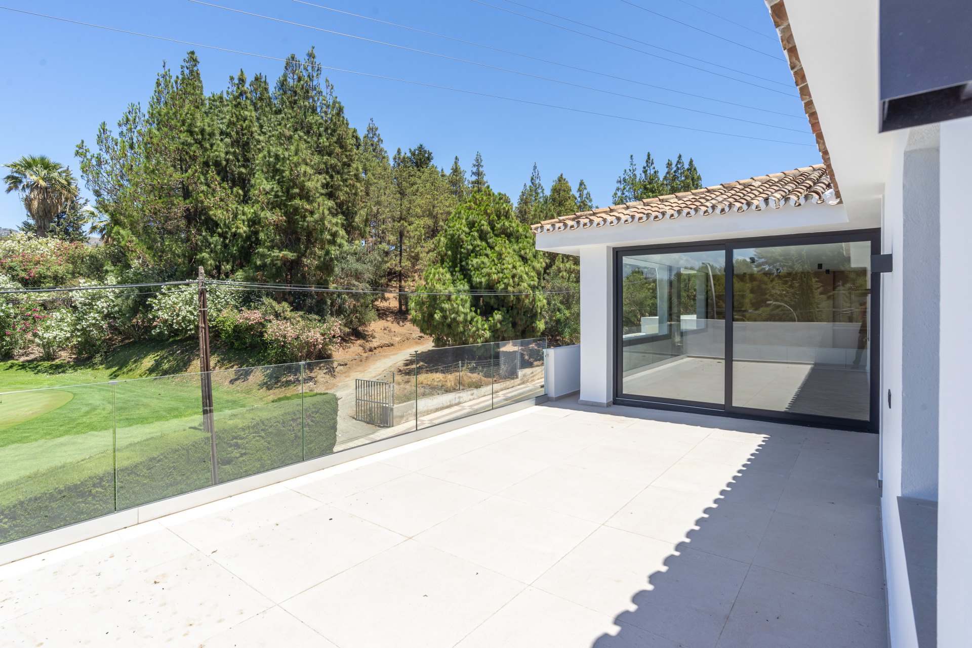 Great investment opportunity: Villa ideal for golfers, with a private putting green and located next to El Candado golf club