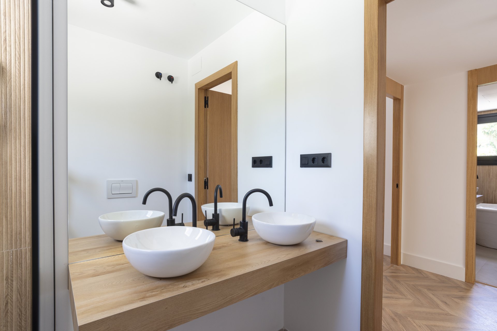 Great investment opportunity: Villa ideal for golfers, with a private putting green and located next to El Candado golf club