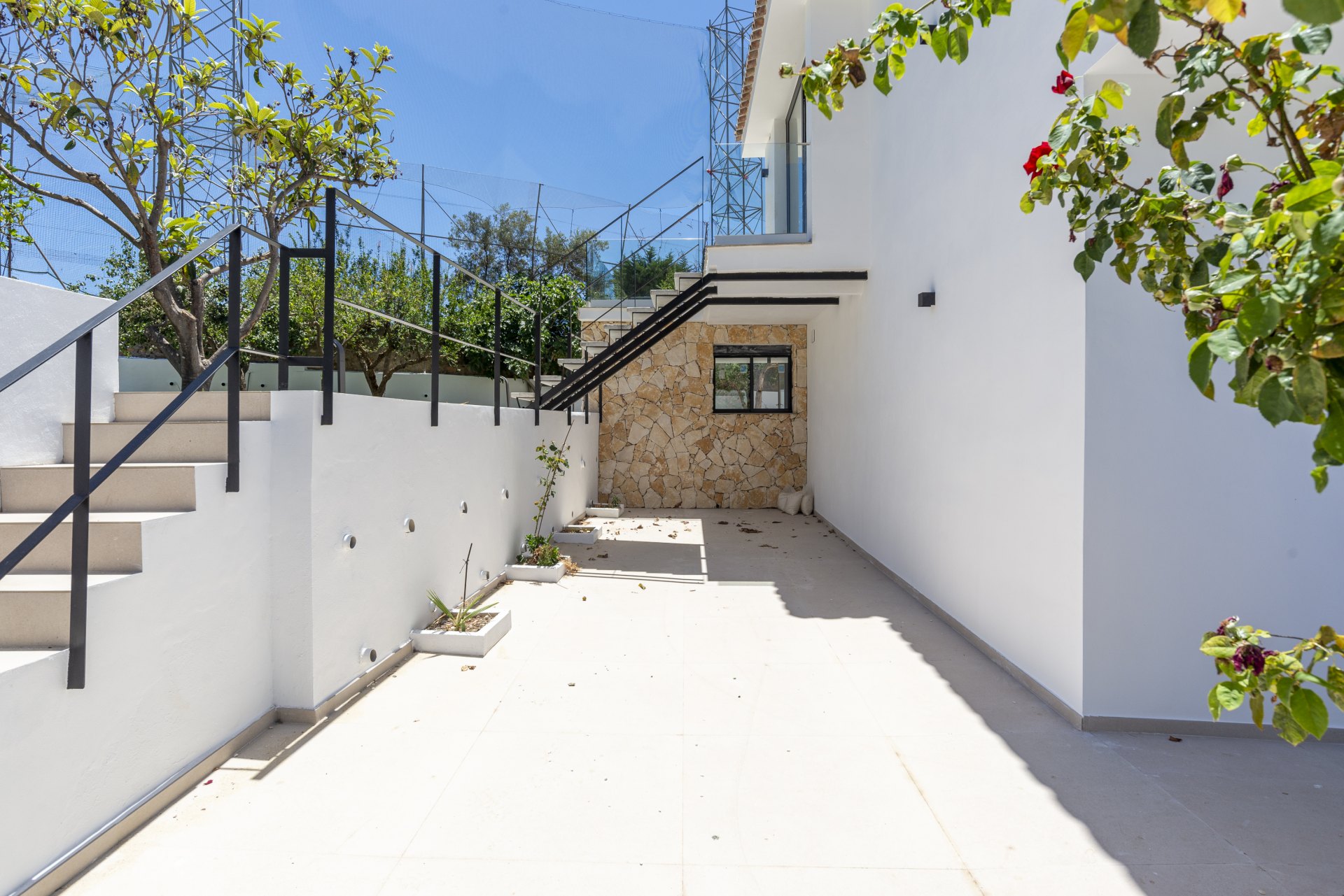 Great investment opportunity: Villa ideal for golfers, with a private putting green and located next to El Candado golf club