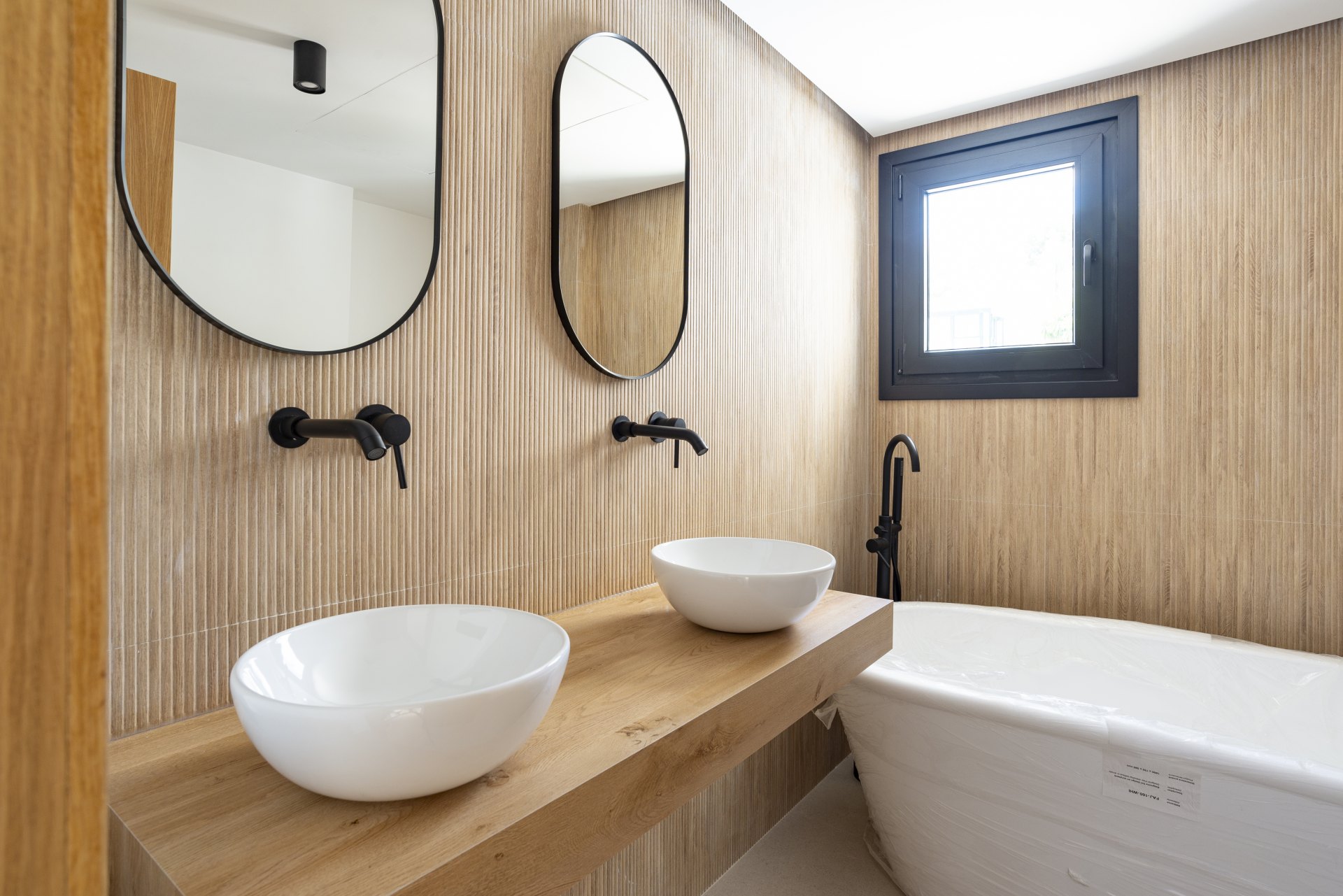 Great investment opportunity: Villa ideal for golfers, with a private putting green and located next to El Candado golf club