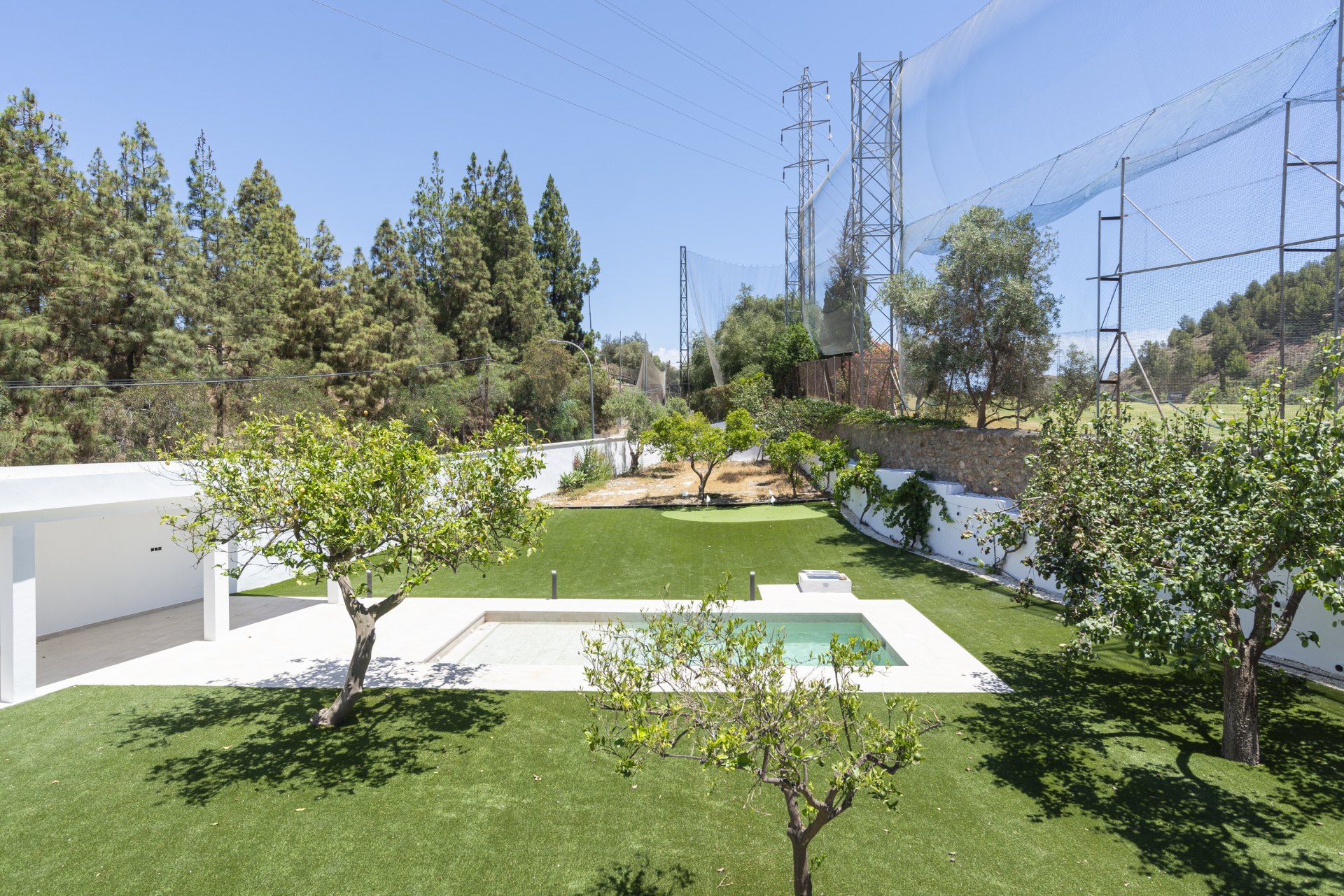 Great investment opportunity: Villa ideal for golfers, with a private putting green and located next to El Candado golf club