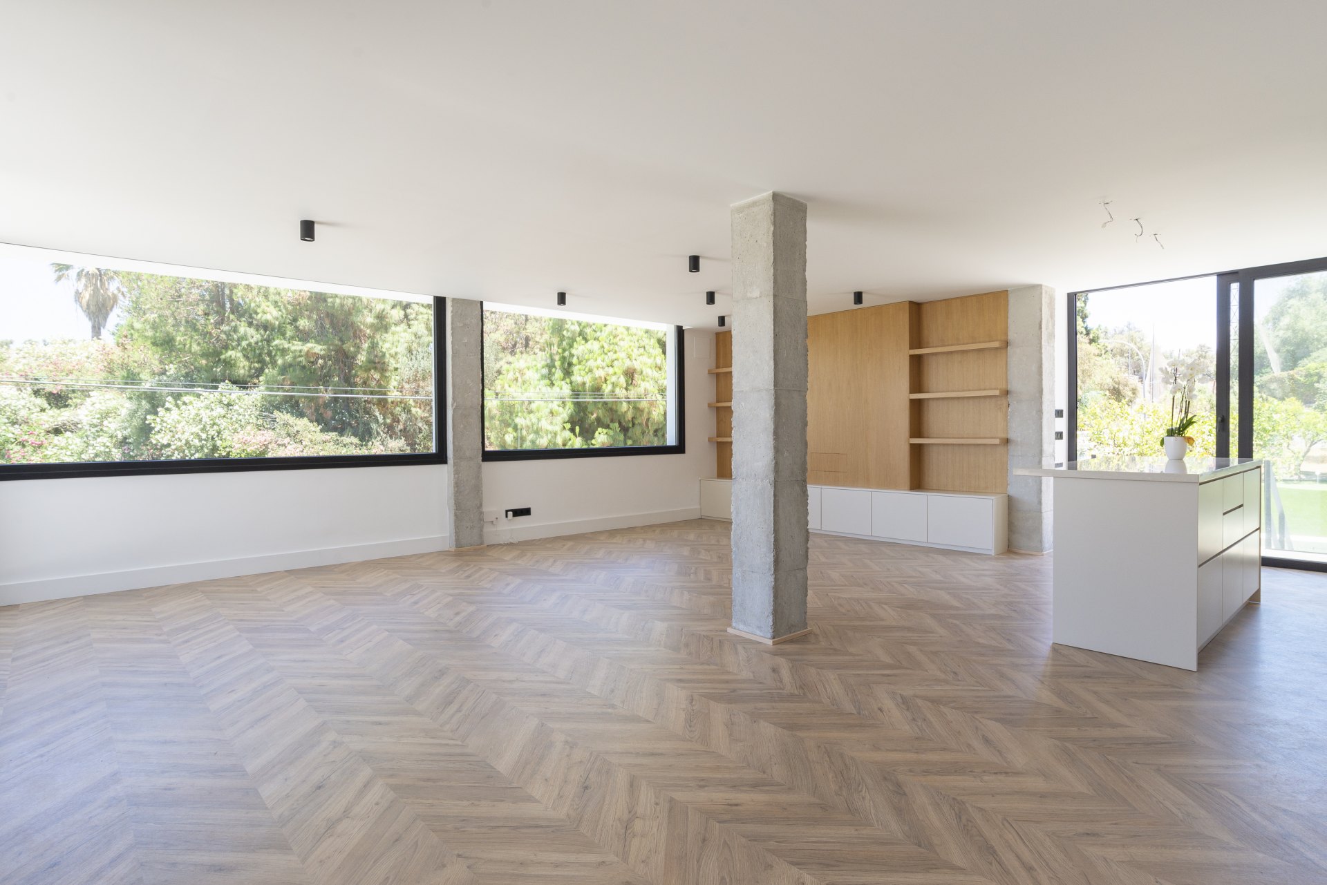 Great investment opportunity: Villa ideal for golfers, with a private putting green and located next to El Candado golf club