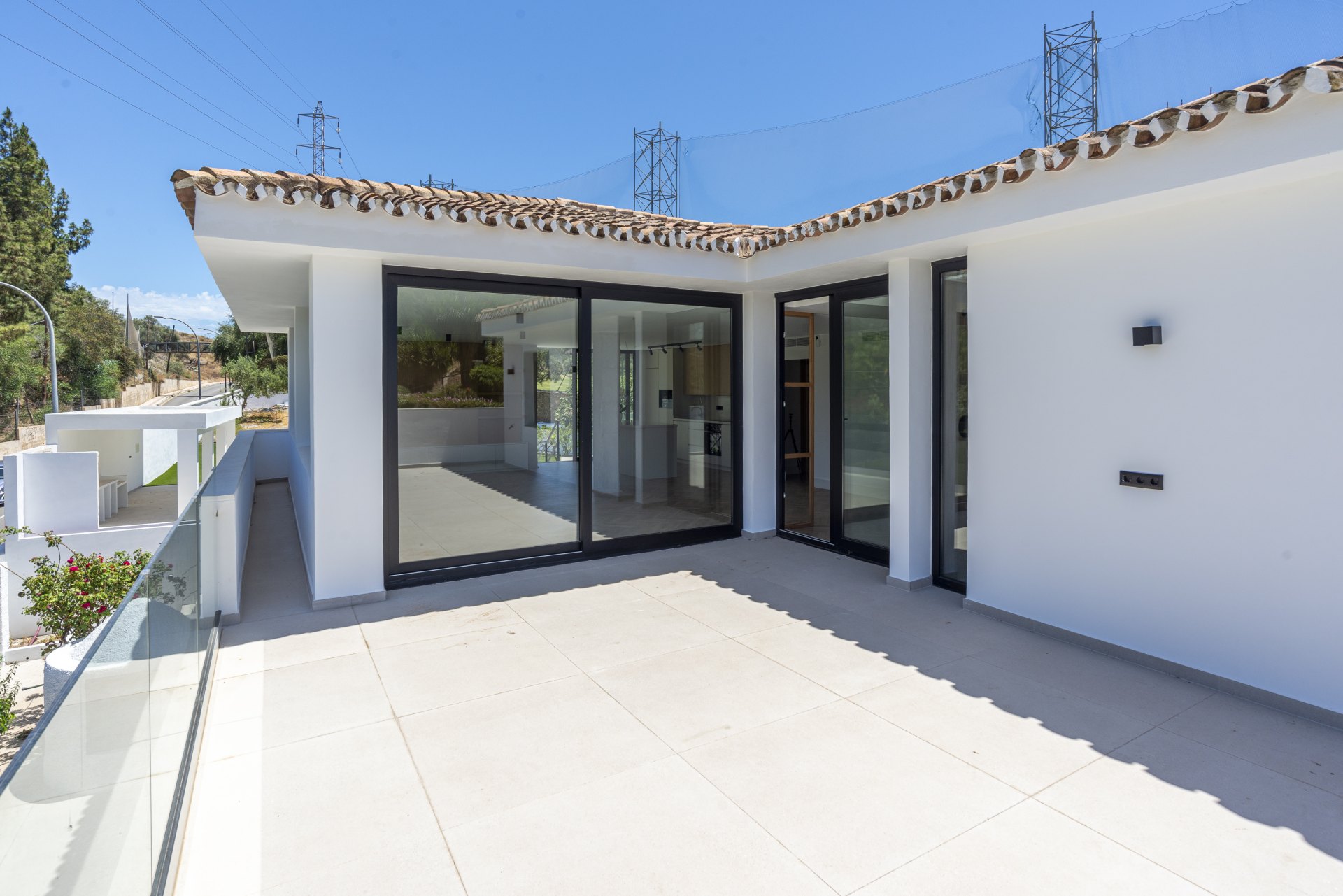 Great investment opportunity: Villa ideal for golfers, with a private putting green and located next to El Candado golf club
