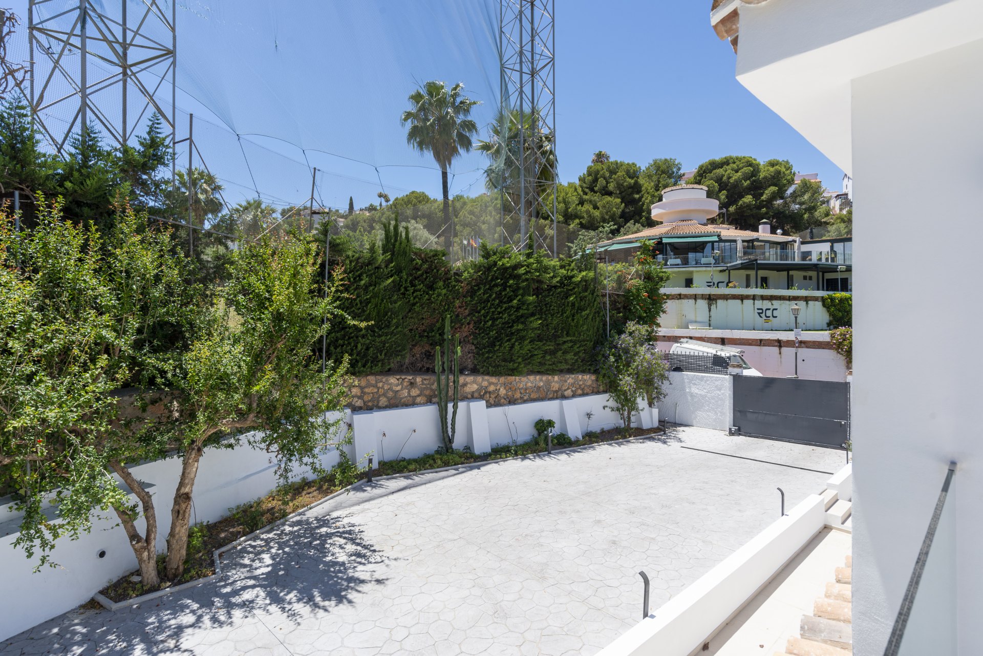 Great investment opportunity: Villa ideal for golfers, with a private putting green and located next to El Candado golf club