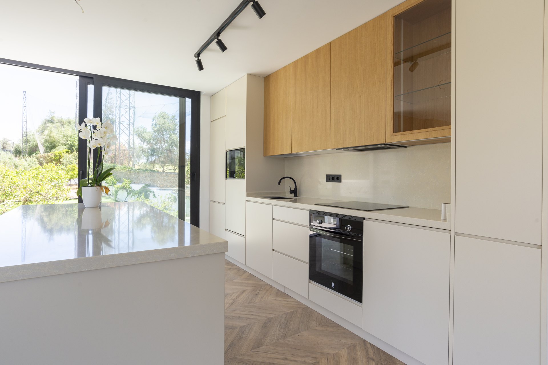 Great investment opportunity: Villa ideal for golfers, with a private putting green and located next to El Candado golf club