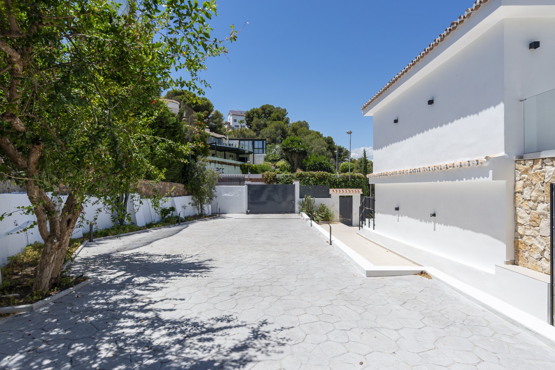 Great investment opportunity: Villa ideal for golfers, with a private putting green and located next to El Candado golf club