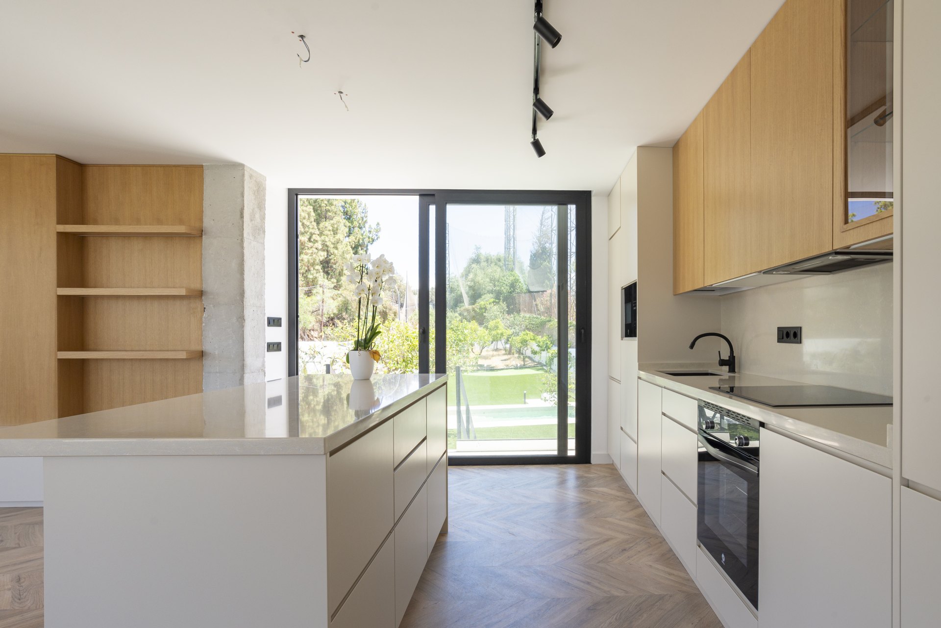 Great investment opportunity: Villa ideal for golfers, with a private putting green and located next to El Candado golf club