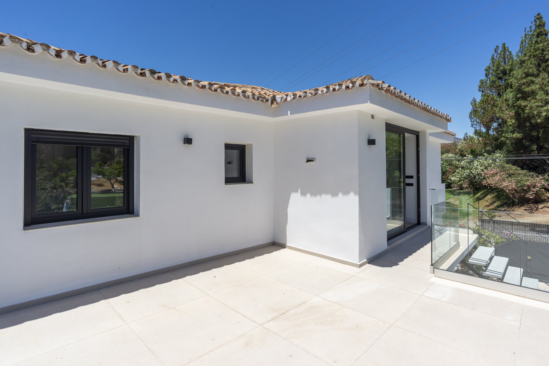 Great investment opportunity: Villa ideal for golfers, with a private putting green and located next to El Candado golf club