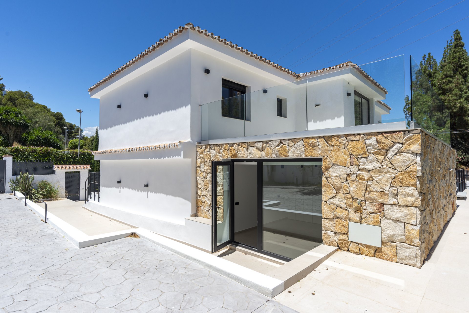 Great investment opportunity: Villa ideal for golfers, with a private putting green and located next to El Candado golf club