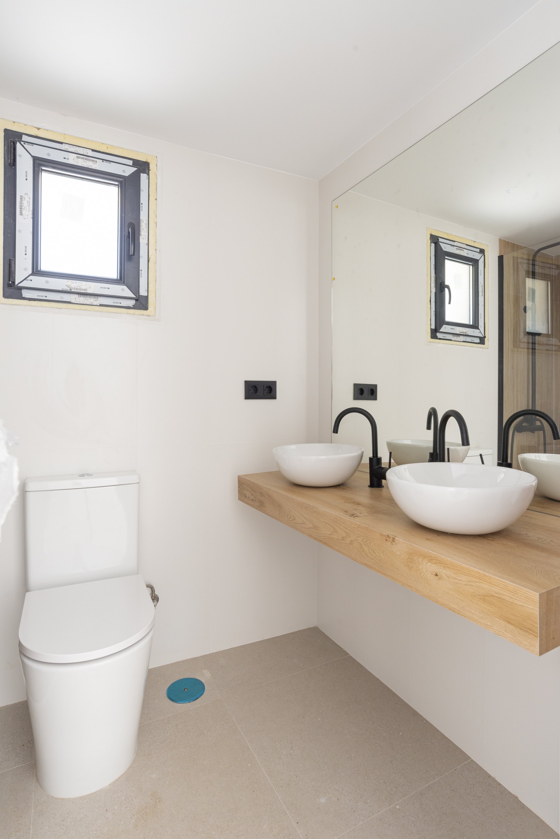 Great investment opportunity: Villa ideal for golfers, with a private putting green and located next to El Candado golf club