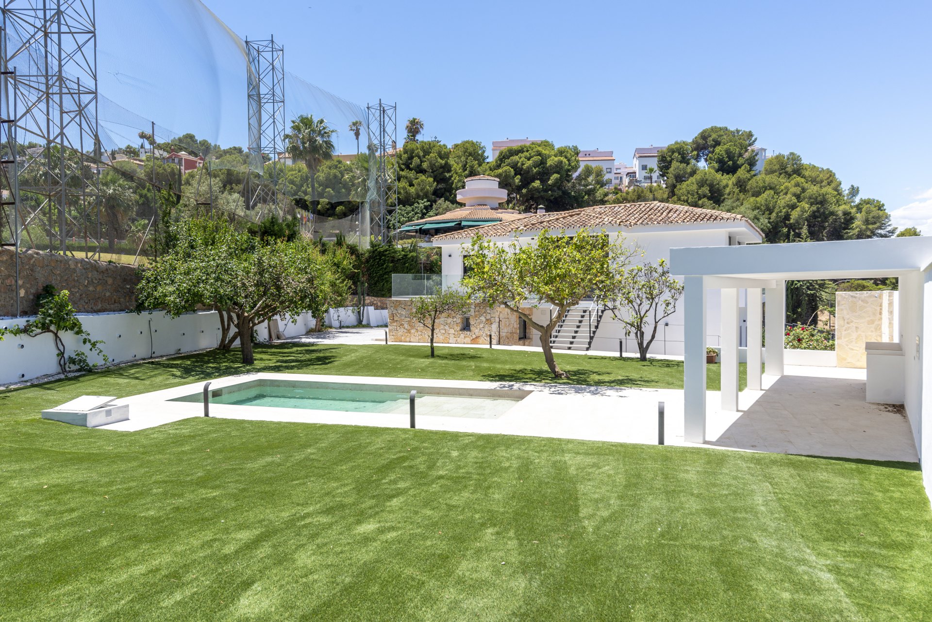 Great investment opportunity: Villa ideal for golfers, with a private putting green and located next to El Candado golf club
