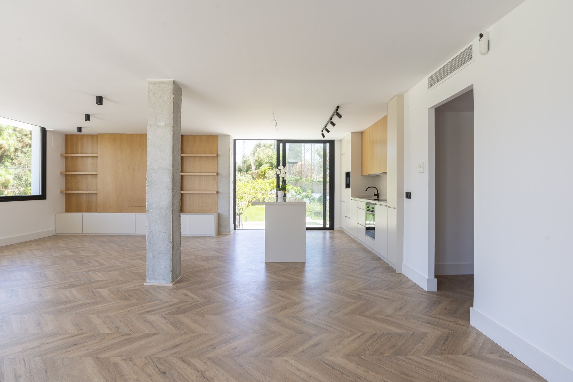 Great investment opportunity: Villa ideal for golfers, with a private putting green and located next to El Candado golf club