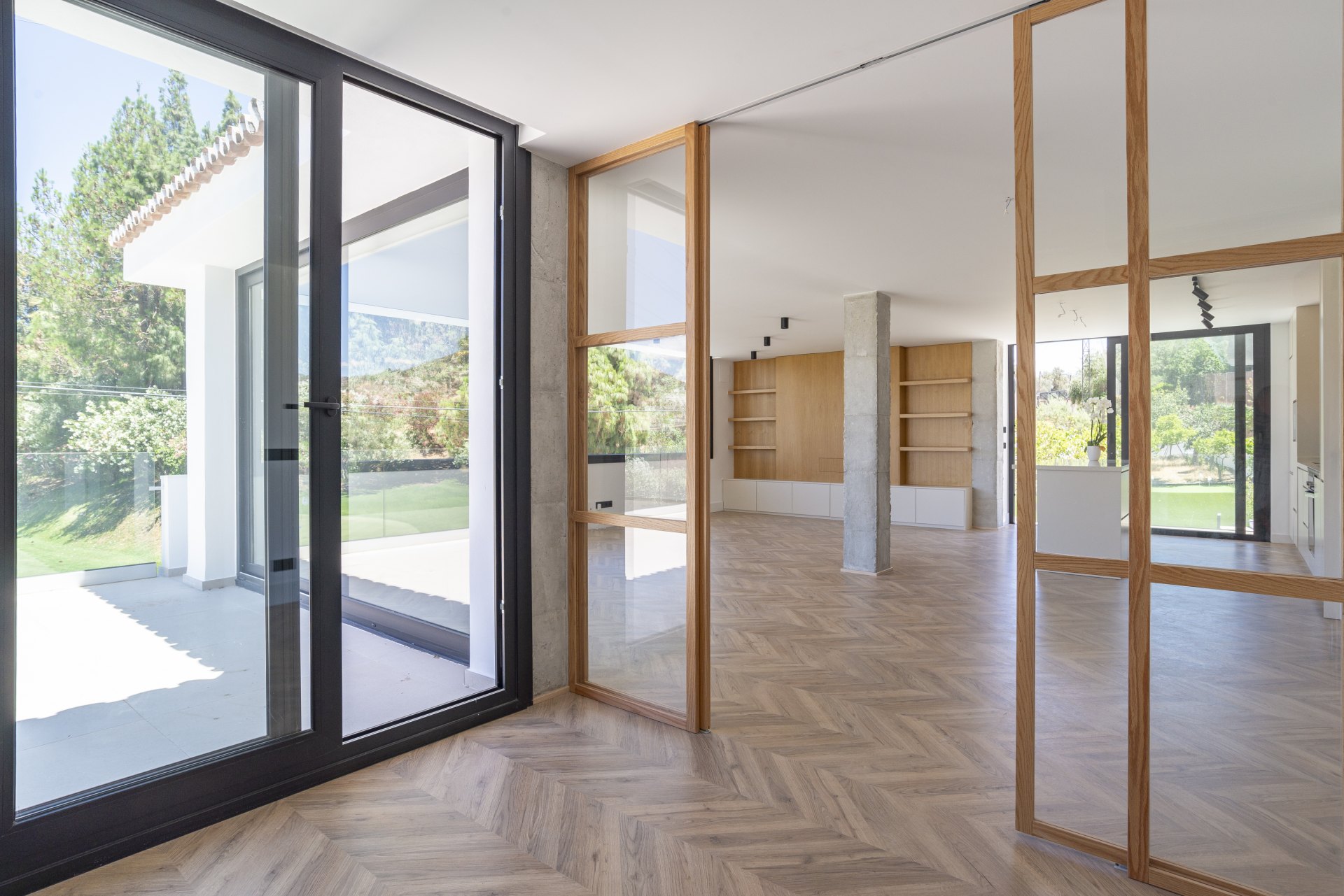 Great investment opportunity: Villa ideal for golfers, with a private putting green and located next to El Candado golf club