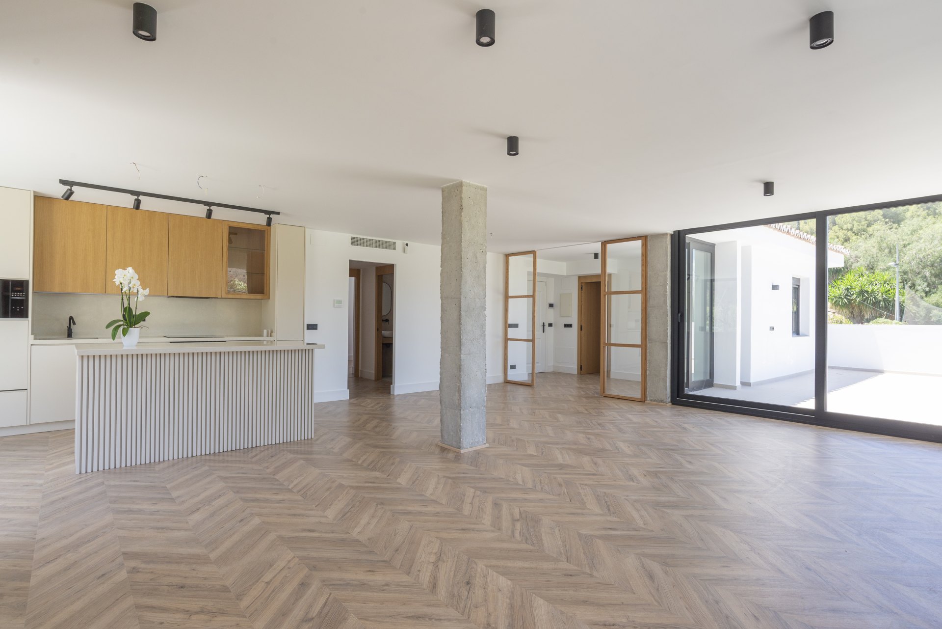 Great investment opportunity: Villa ideal for golfers, with a private putting green and located next to El Candado golf club