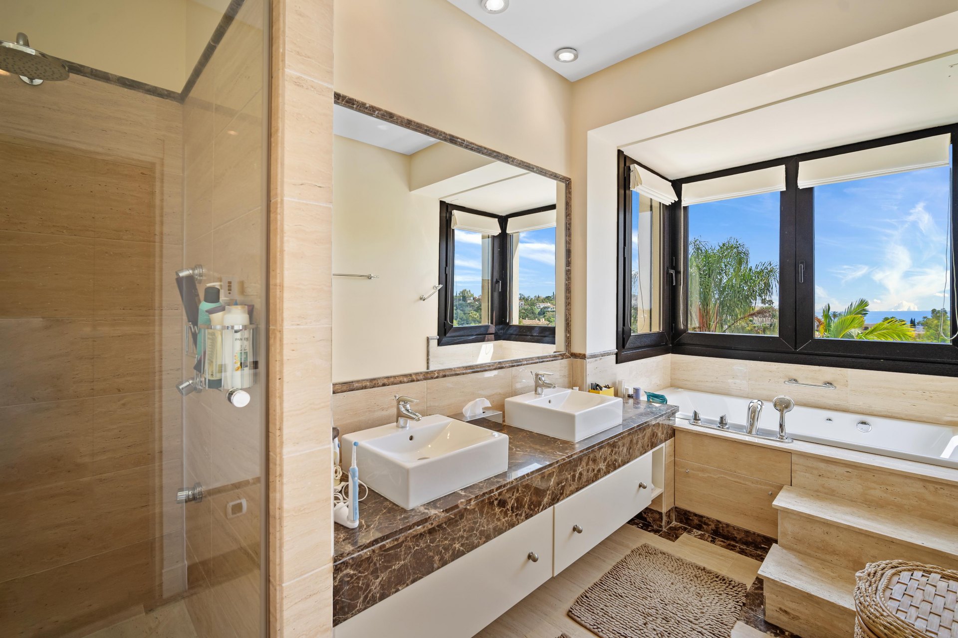 Villa en primera línea de golf con vistas inmejorables panorámicas al mar y al campo de golf