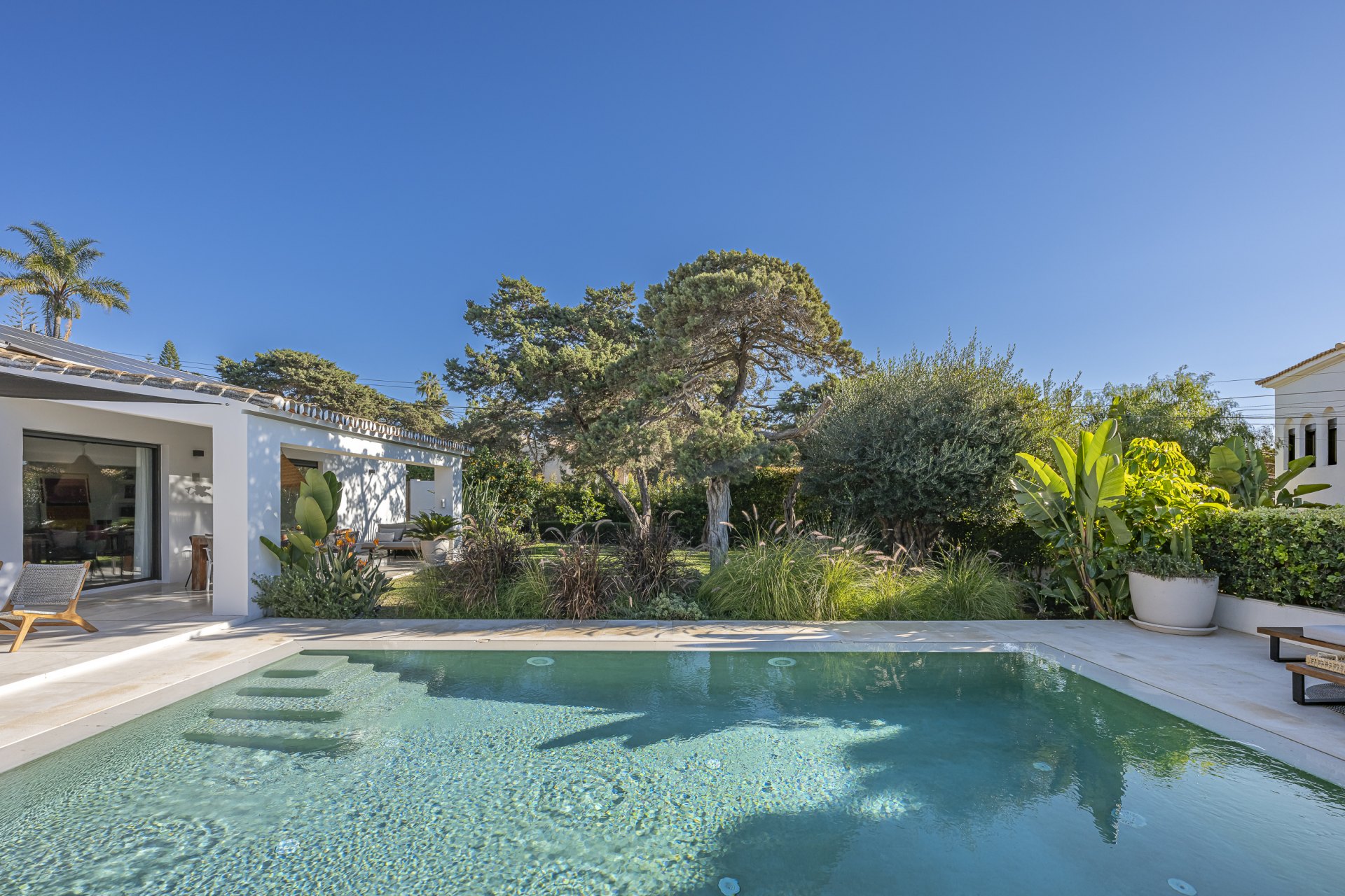 Elegante villa junto a la playa en Marbesa : Vida privada y tranquila a pocos pasos de la playa