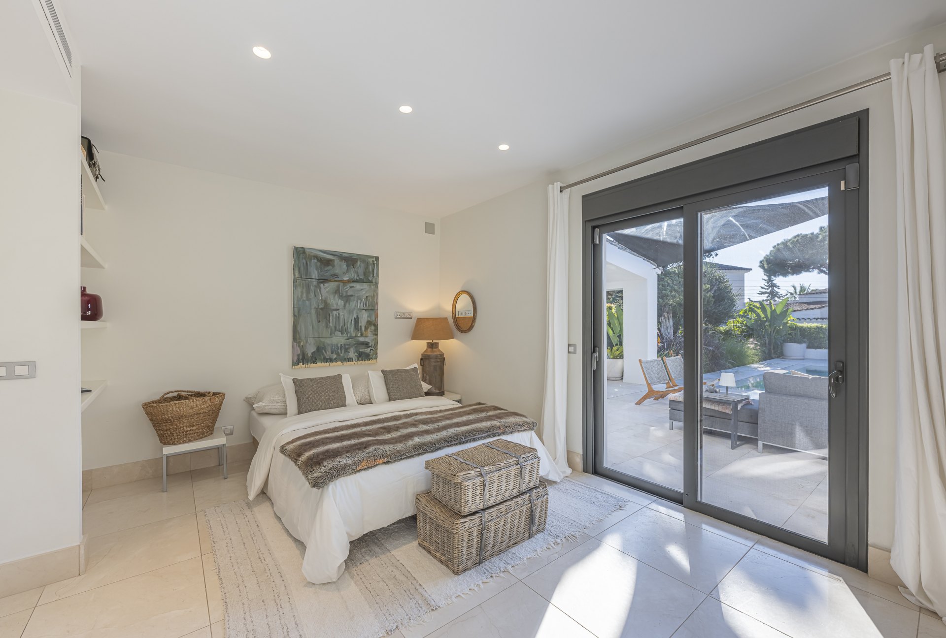 Elegante villa junto a la playa en Marbesa : Vida privada y tranquila a pocos pasos de la playa