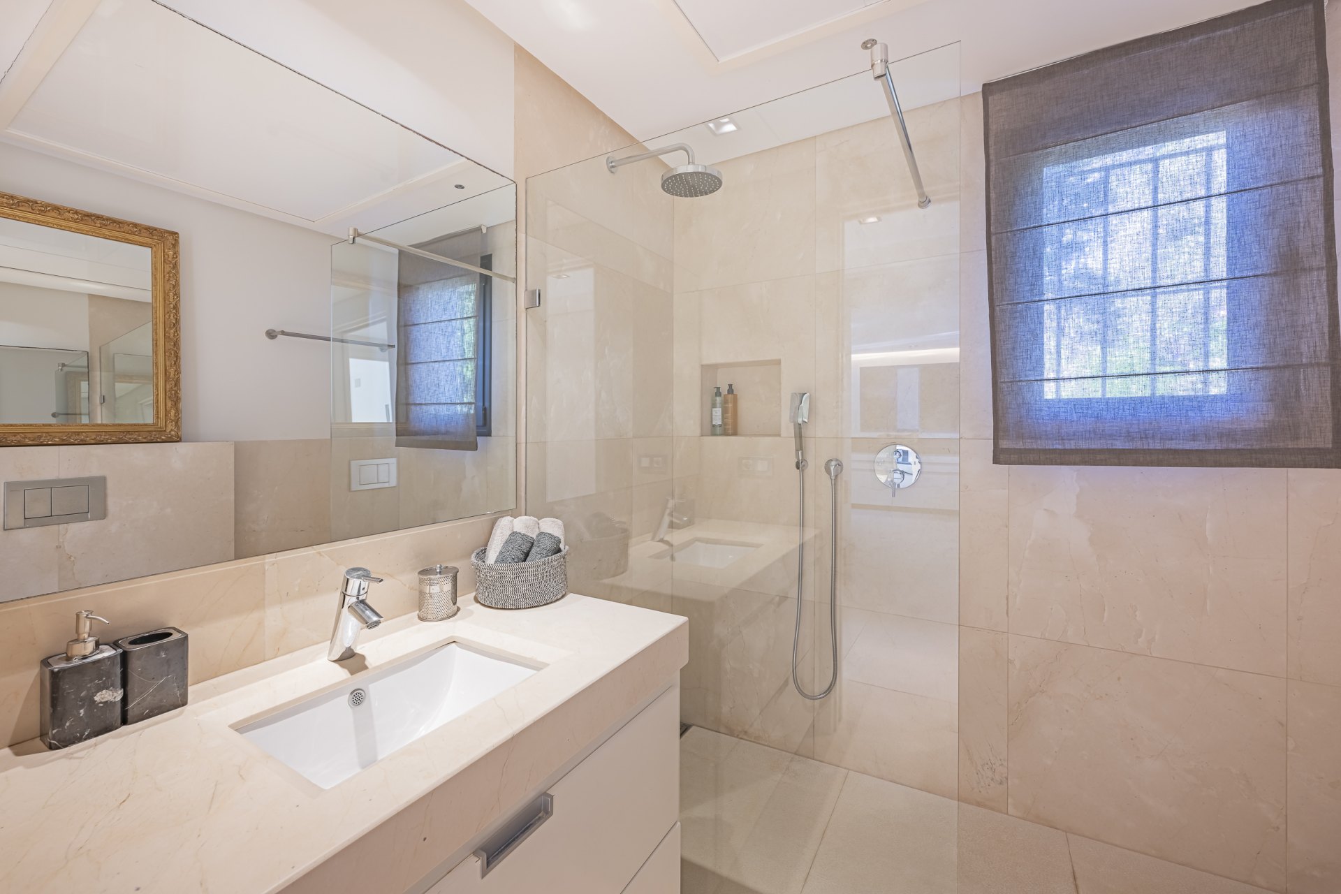 Elegante villa junto a la playa en Marbesa : Vida privada y tranquila a pocos pasos de la playa