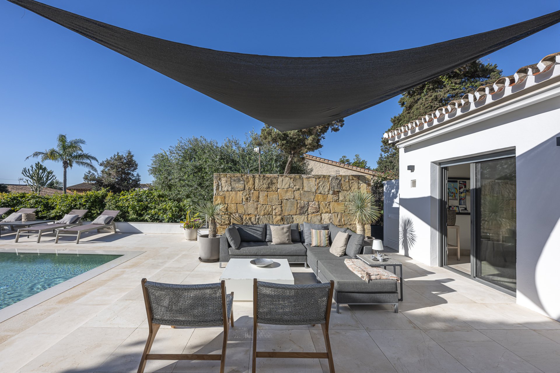 Elegante villa junto a la playa en Marbesa : Vida privada y tranquila a pocos pasos de la playa