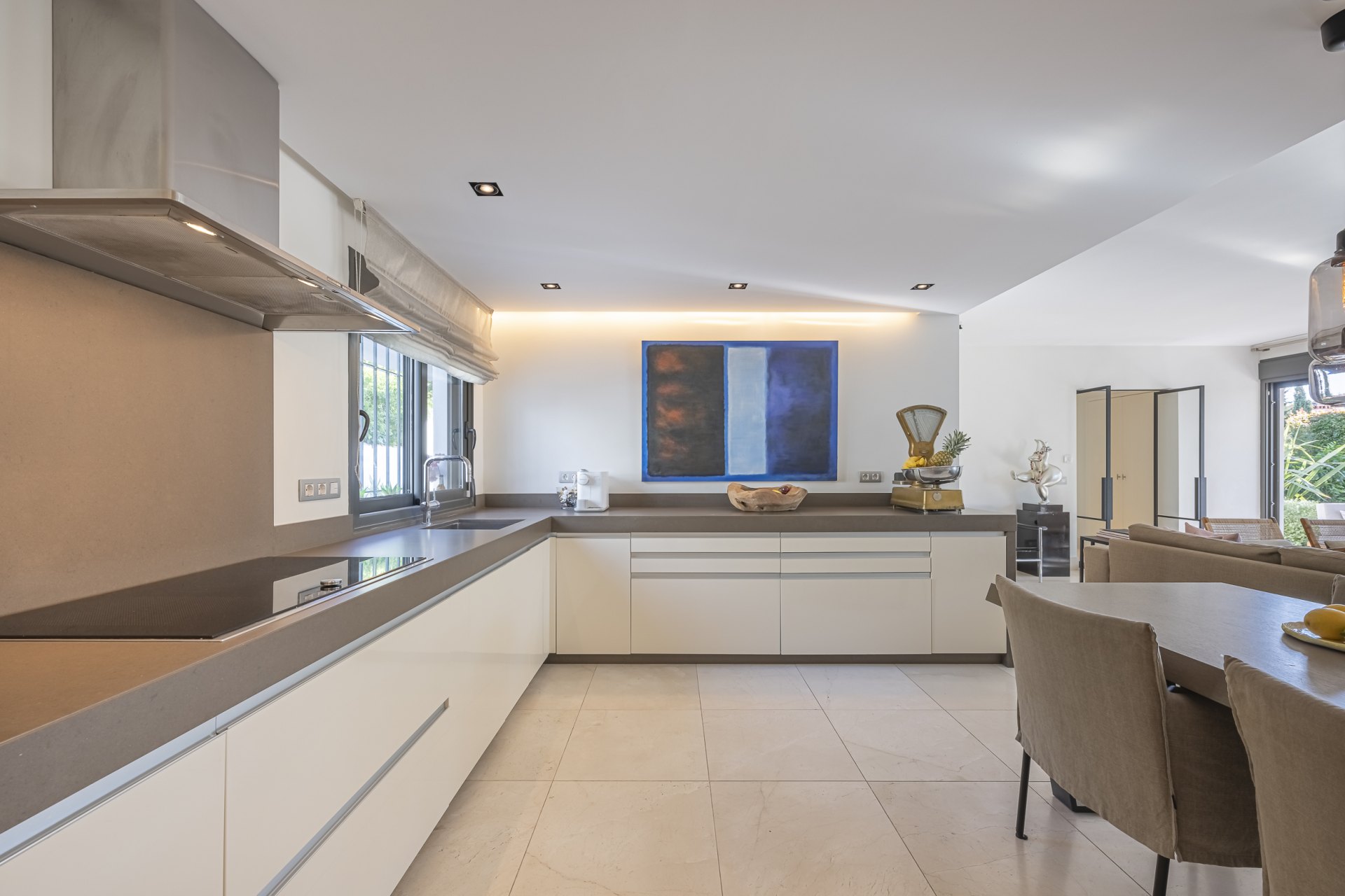 Elegante villa junto a la playa en Marbesa : Vida privada y tranquila a pocos pasos de la playa