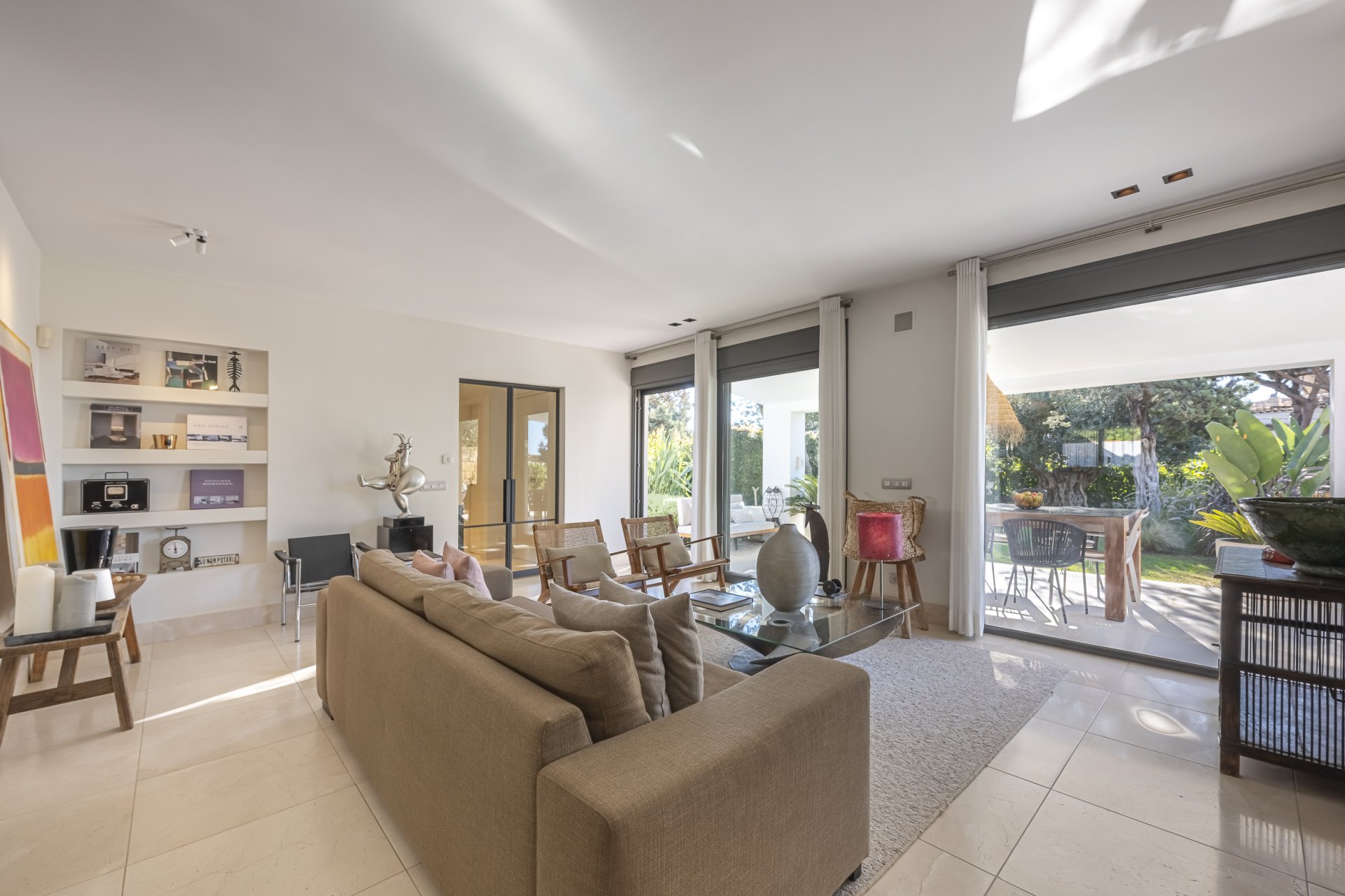 Elegante villa junto a la playa en Marbesa : Vida privada y tranquila a pocos pasos de la playa