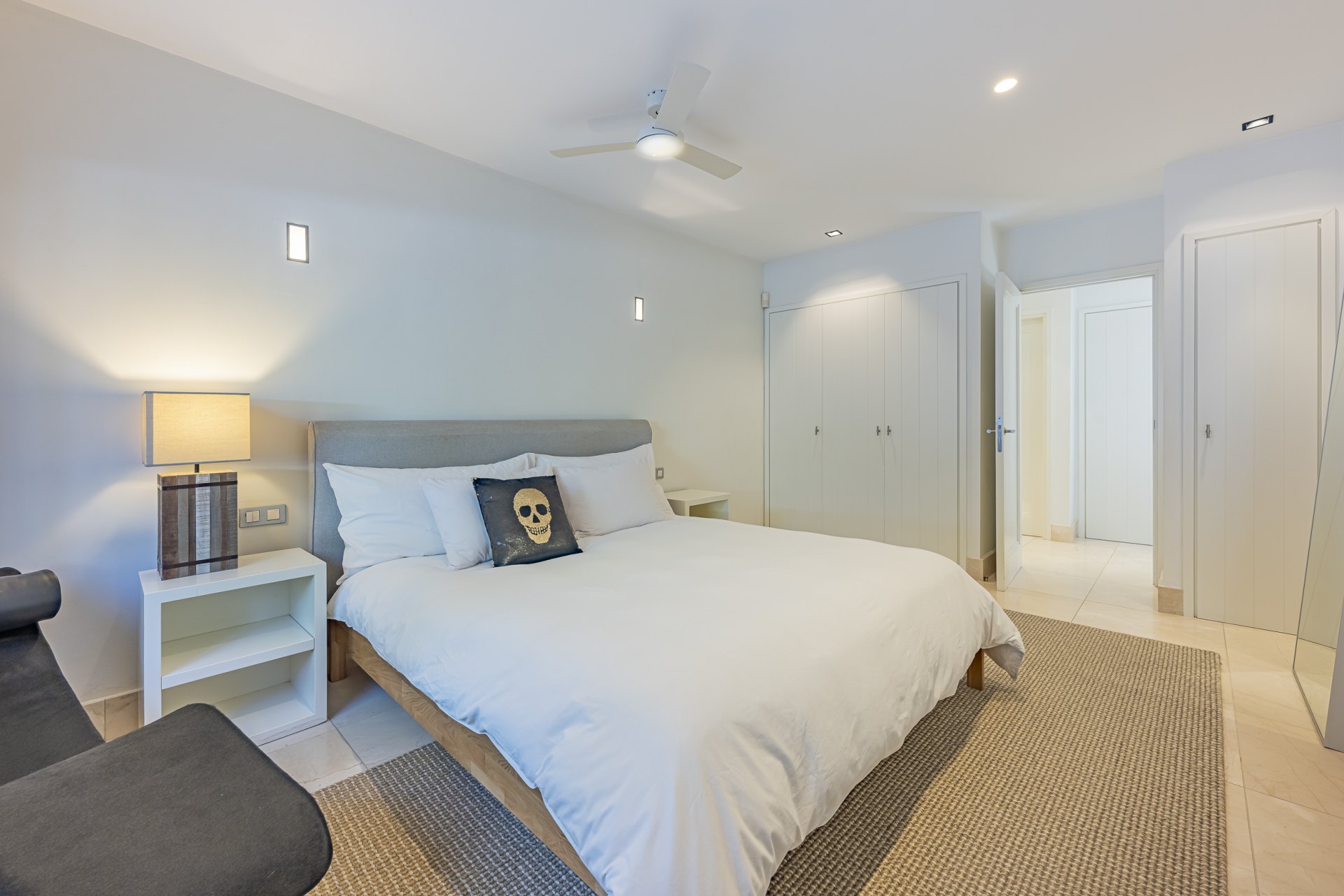 Elegante villa junto a la playa en Marbesa : Vida privada y tranquila a pocos pasos de la playa